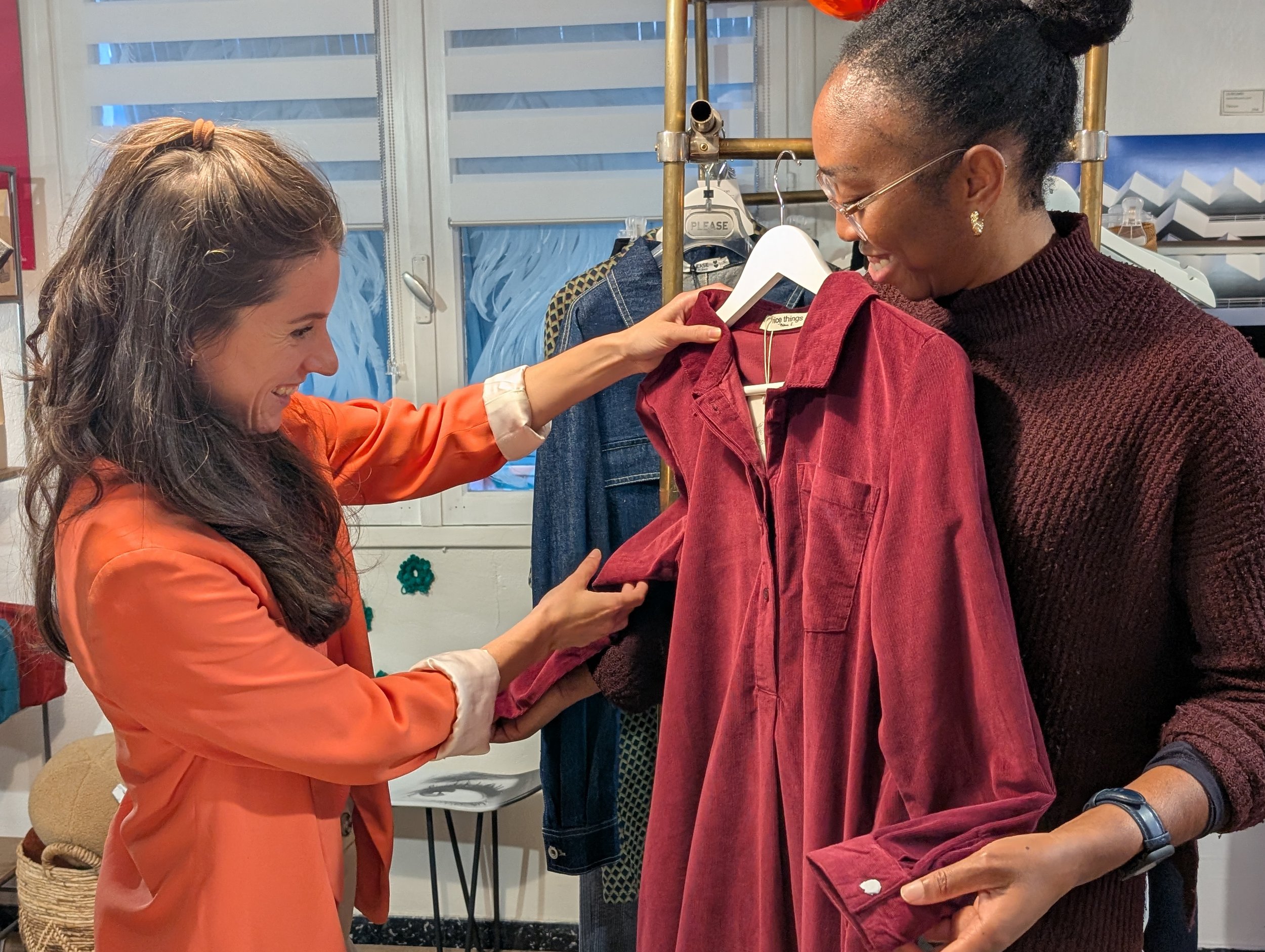 Pauline Charrier accompagne une cliente lors d'une séance de shopping personnalisé à Toulouse dans le cadre d'un coaching en image et style vestimentaire.