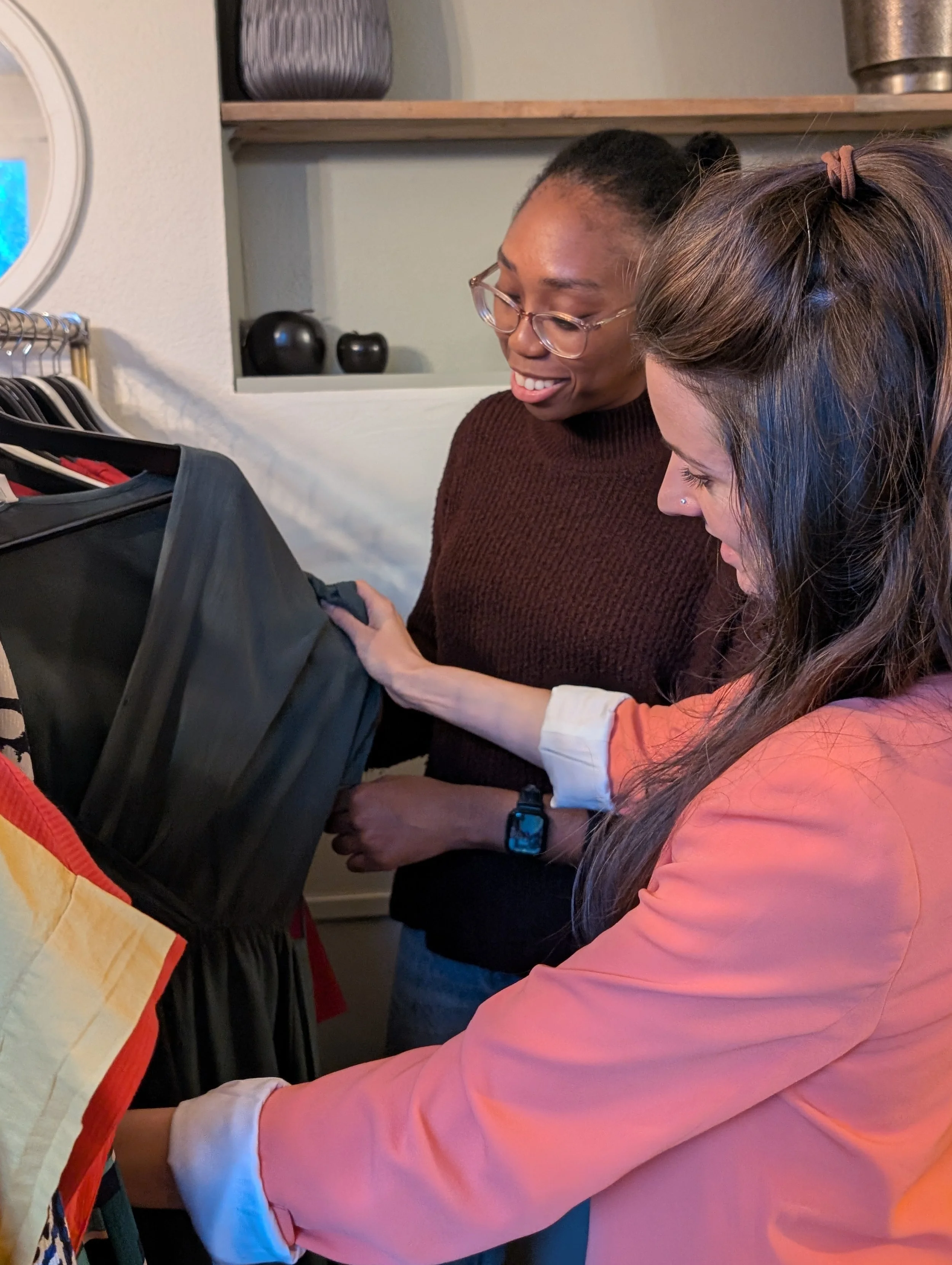 Pauline Charrier accompagne une cliente pour trouver un style vestimentaire qui lui correspond.