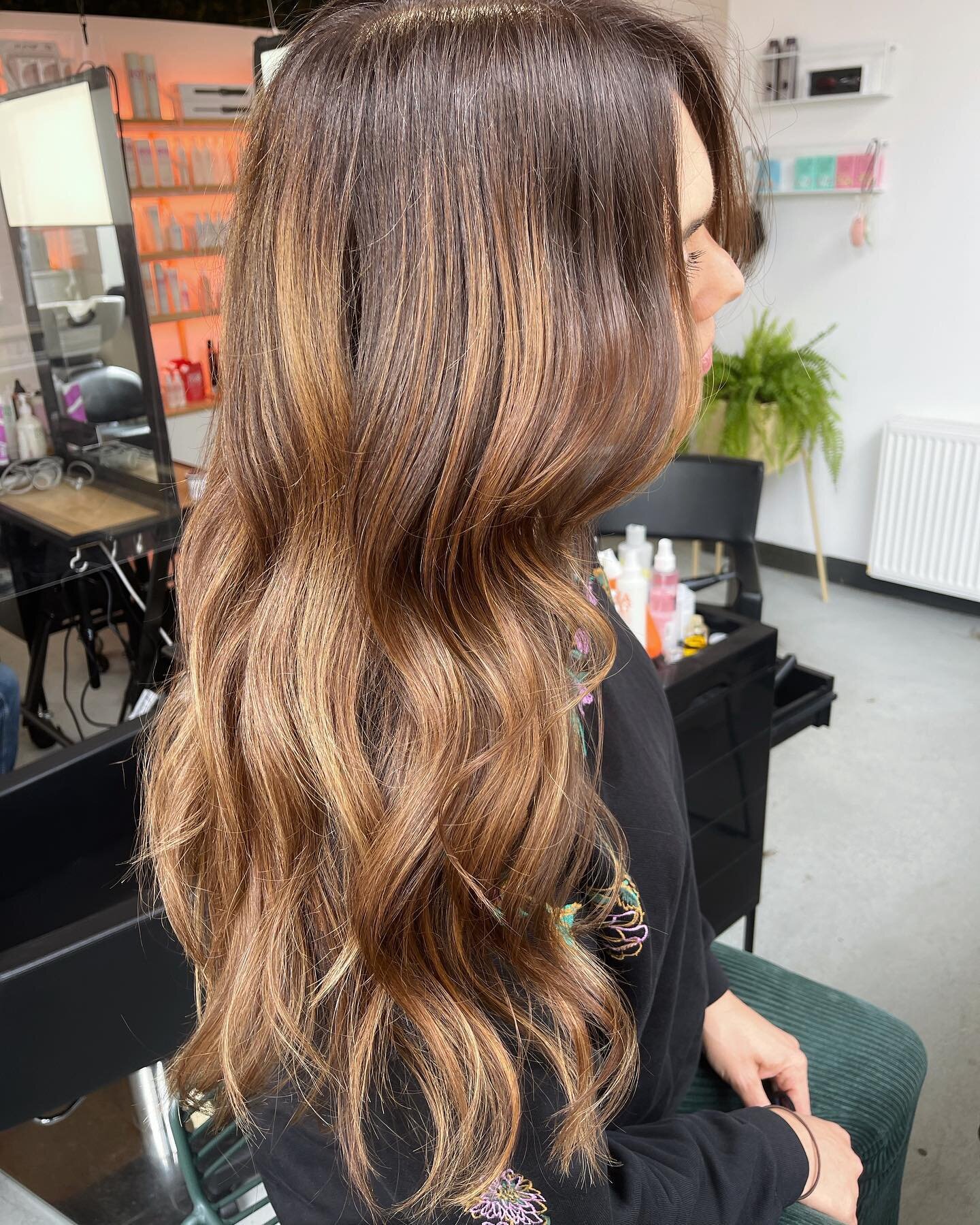 HONEY BALAYAGE 🍯

Honey balayage is a golden mean between highlights in blonde and brown. That&rsquo;s why it looks great on almost any base hair color. One of my favorites for a brunette. 
_______________________________________
Wil jij gekleurd of