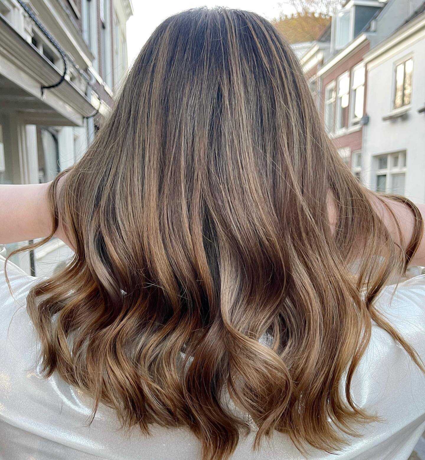 COOL BRUNETTE BALAYAGE 

Just like how it suits every texture, balayage is a hair color technique that suits almost any hair length as well. For proof, look to this photo. How perfect are those wavy highlights?
_______________________________________