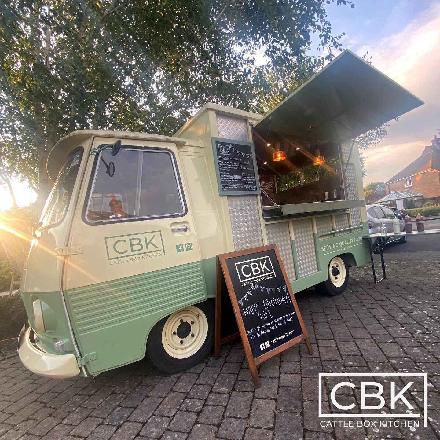 A night out for the truck 🙌🏽 dishing up flavours of the Deep South 🐄 thank you for letting us be a part of the birthday celebrations, Happy Birthday Kim 🥂 
.
#foodtruck #foodvan #cbk #cattleboxkitchen #peugeot #peugeotj7 #vintagetruck #vintagevan
