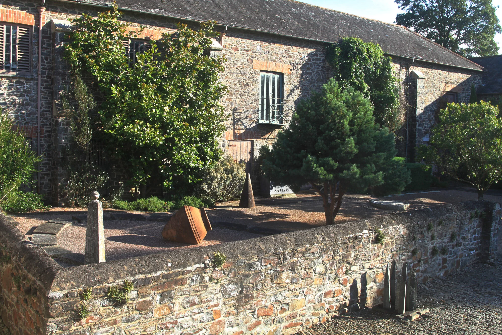 The larger courtyard (Hermes). A diagonal view across the Labyrinth of the Broken Heart