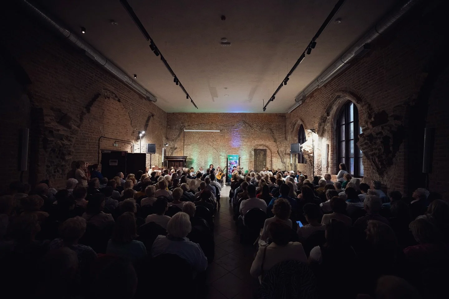 W Gdańsku jak zwykle super atmosfera i pełna sala. Obiecujemy, że przyjedziemy za rok i będziemy mieli dla Was więcej płyt 😅 fot. M. Mazurkiewicz

Dzięki za zaproszenie!