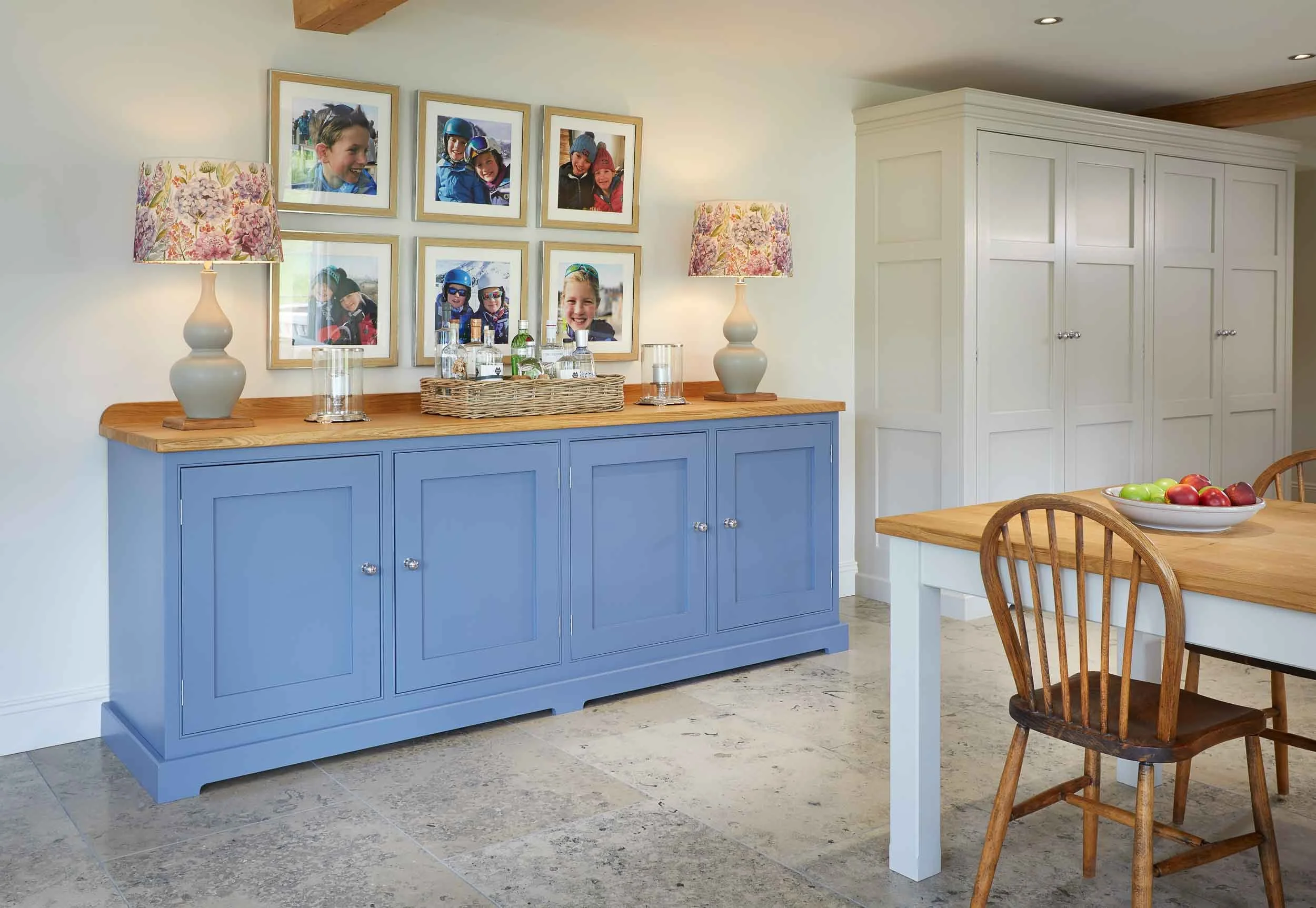 Freestanding sideboard