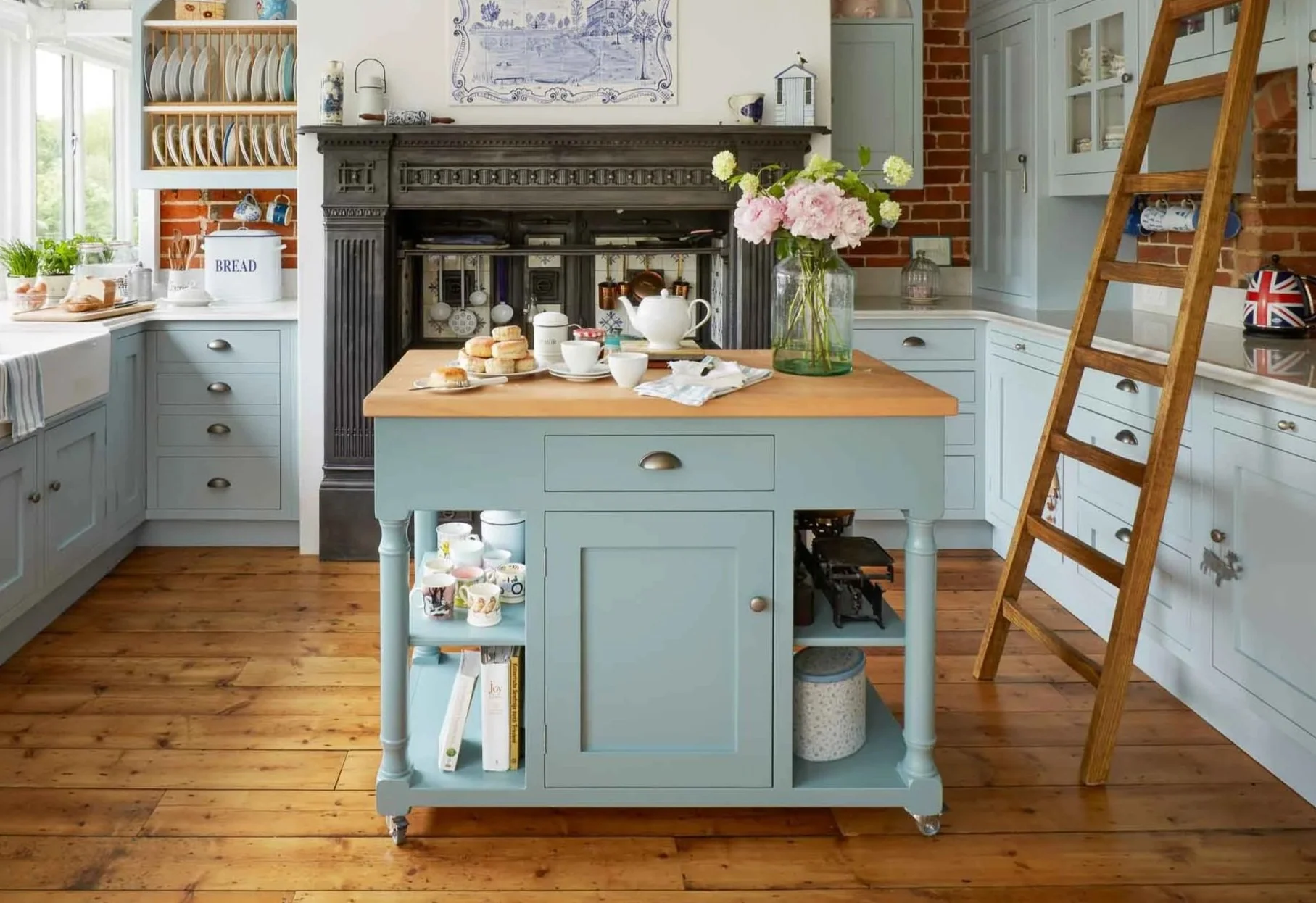 Freestanding island unit on castors