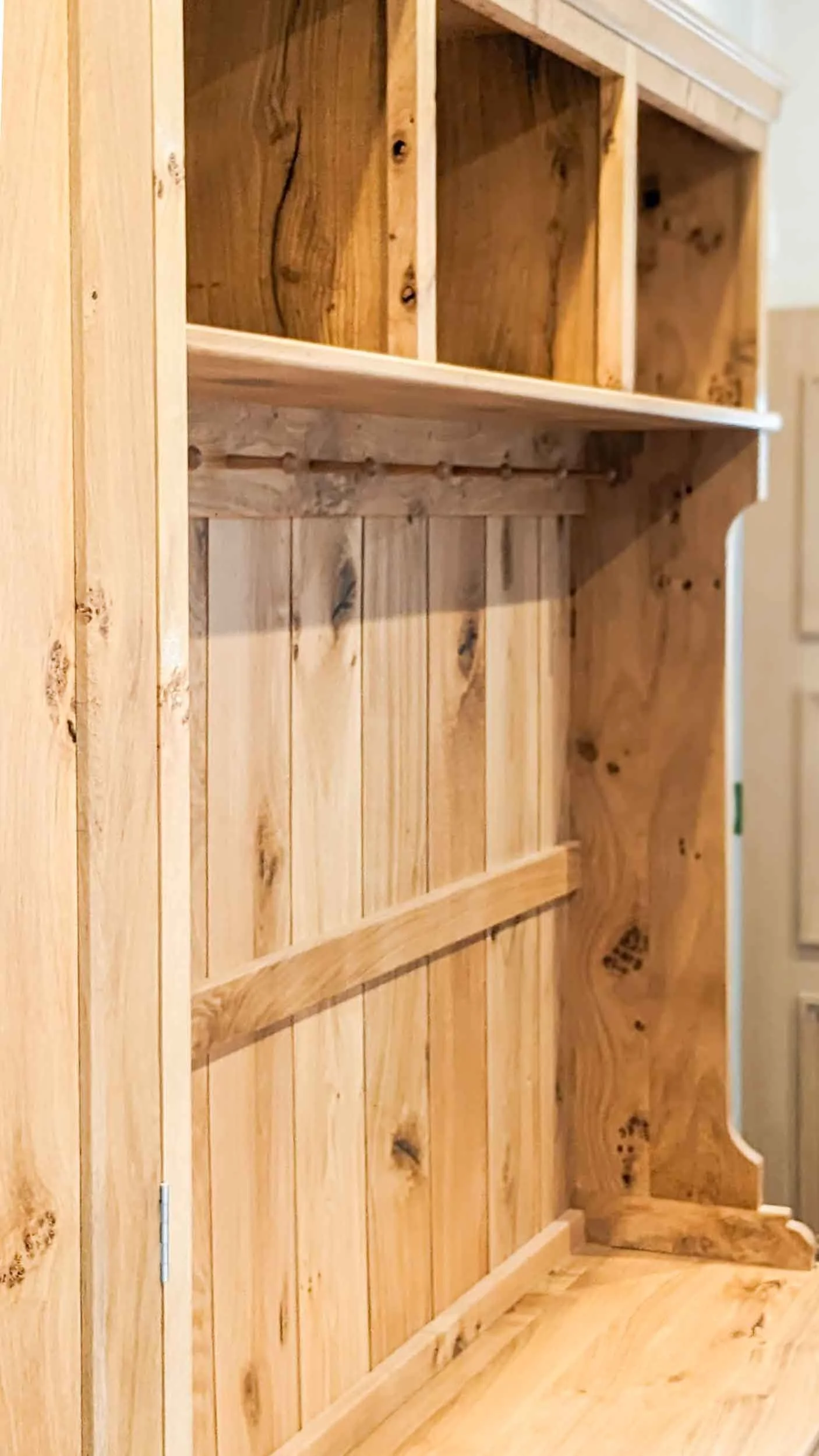 Pippy oak boot room storage/seat with coat pegs