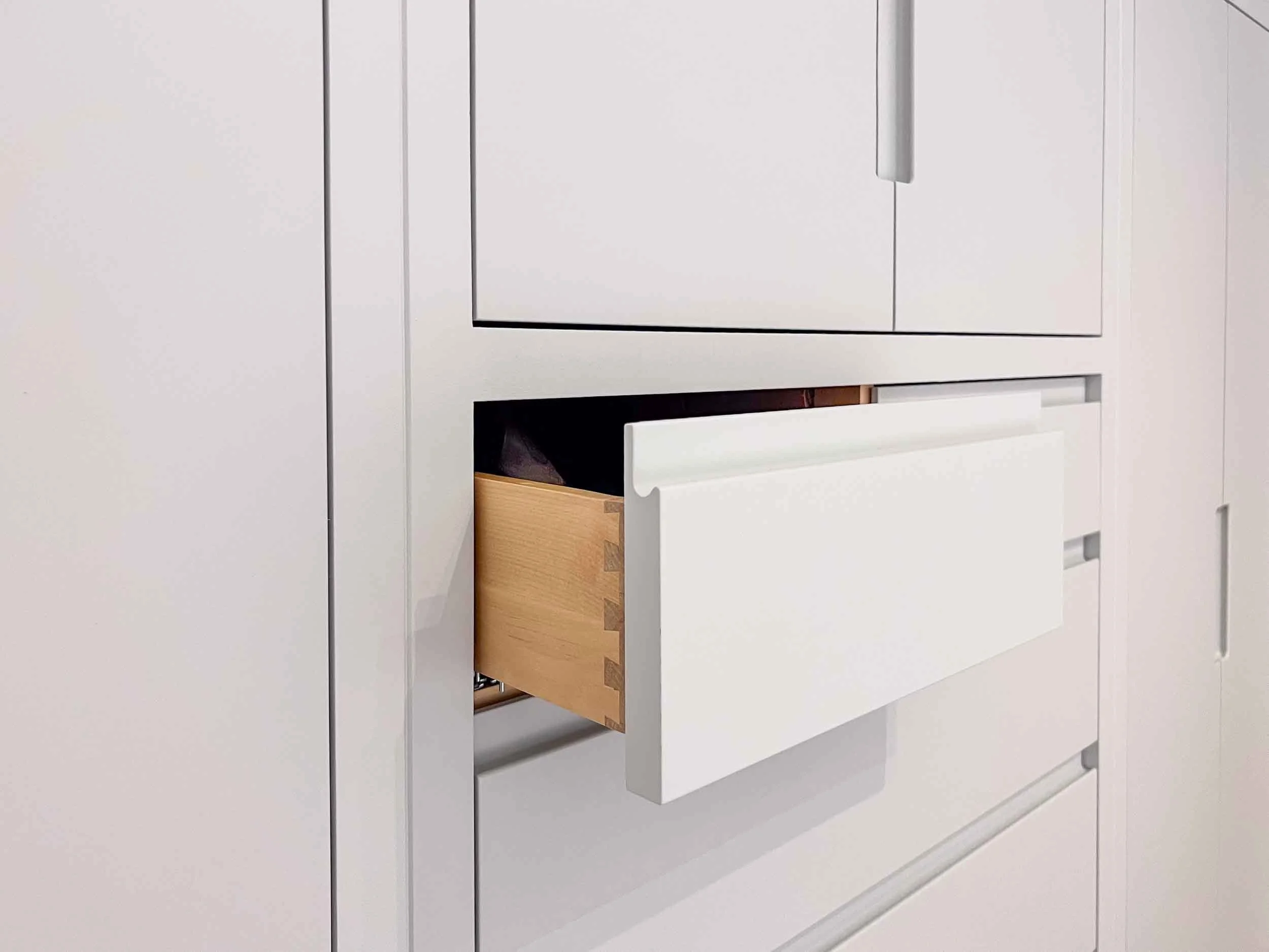 Contemporary Handleless Built-in Wardrobes