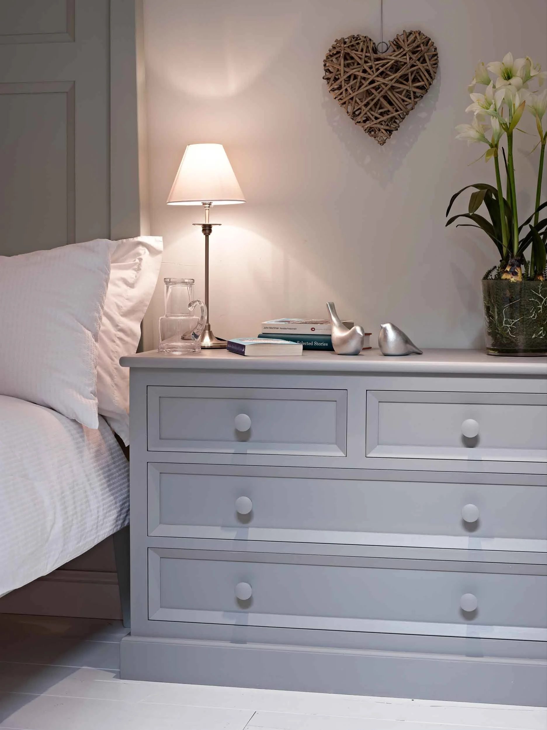 Bedroom chest of drawers