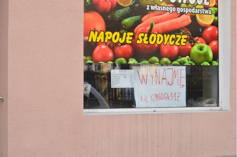 Figure 2. Store front in Prudnik, with a handmade sign saying ‘FOR RENT’ (WYNAJMĘ). Source: Daria Duda, 2022. 