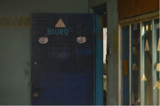 Figure 4. A door to the office (biuro) at the abandoned Frotex factory. Source: Daria Duda, 2022.