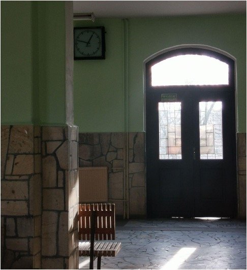 Figure 14. Sunlight streaming through the windows of the empty waiting room at the Prudnik station. Source: Daria Duda, 2022. 