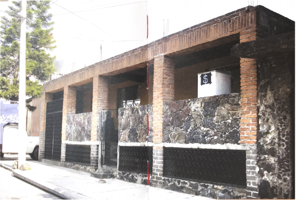 Figure 6. A house in Ajusco, photograph in Autoconstrucción (Cruzvillegas, 2008)