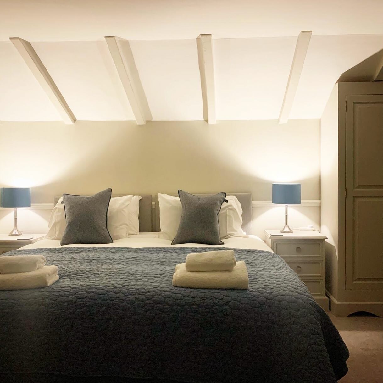Stay with us... 💤 We have 6 beautifully refurbished rooms here at The Boot &amp; Shoe Inn, which can all be located on Booking.com. 

Make the most of your visit and check-in with us! 

www.thebootandshoeinn.co.uk

#thebootandshoeinn #flintham #coun