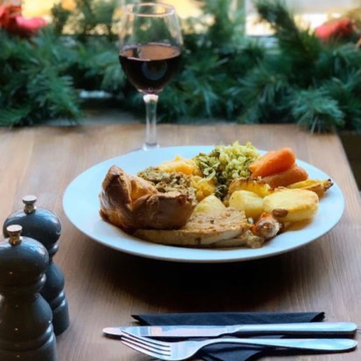 Yes, that&rsquo;s right... our delicious Sunday roasts are back! 🍷 follow the &lsquo;Book A Table&rsquo; link on our website
www.thebootandshoeinn.co.uk

#sundayroast #thebootandshoeinn #countrypub #villagepub #valeofbelvoir #nottinghamshire #newark