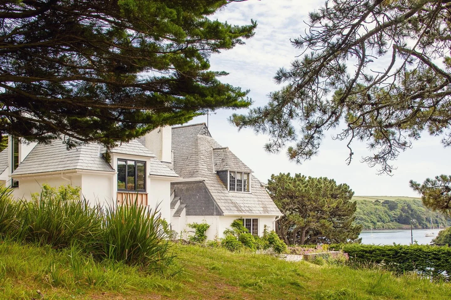 I had a lovely day taking photos for Emily and Joe from @coalcornwall a few weeks back. 
Blending Tradition with Modern Elegance ✨🏡

A stunning modern extension seamlessly integrated with a traditional home on the picturesque Roseland Peninsula. 🌿
