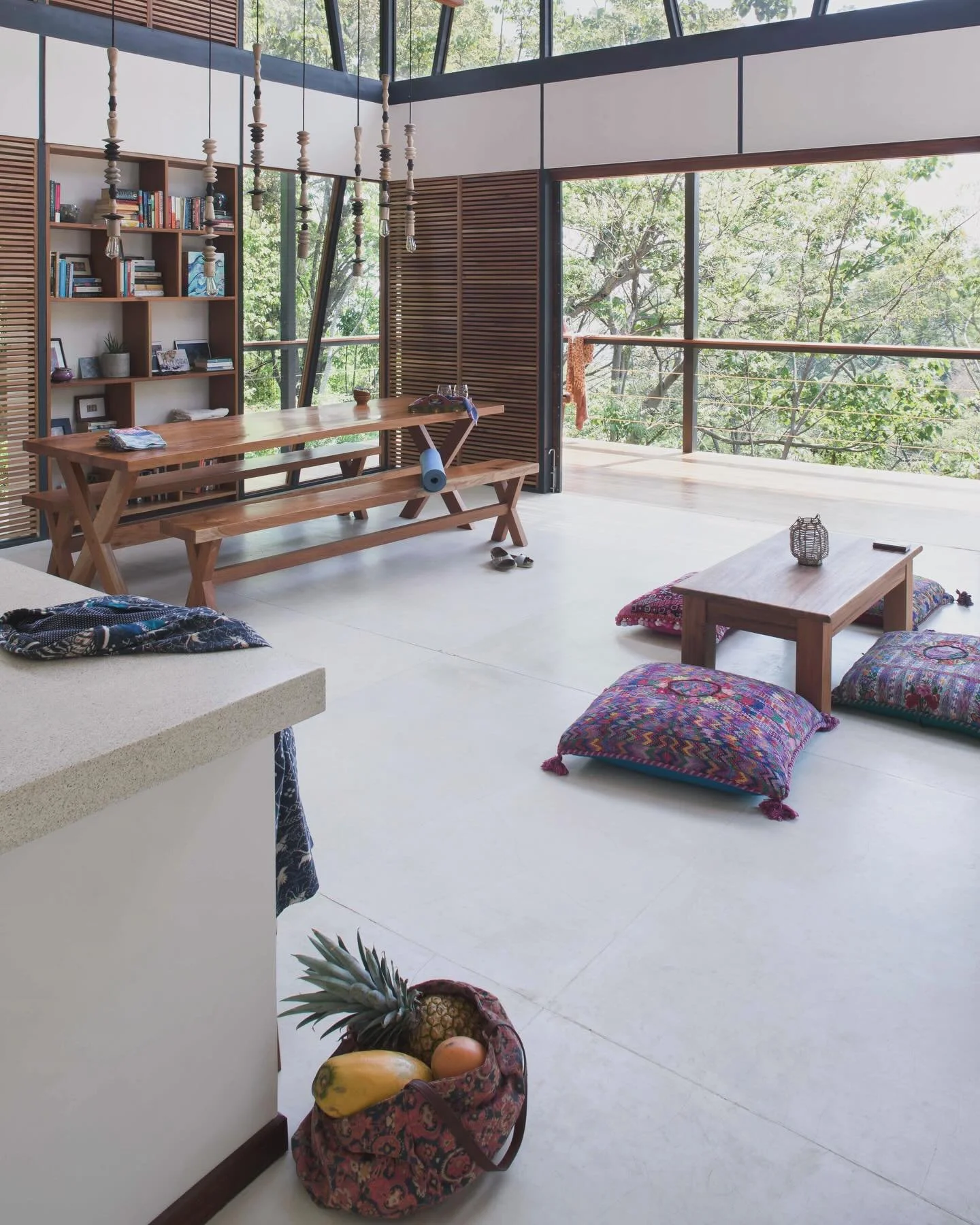 🌴✨ tropical modern living! This stunning open-plan space is the perfect blend of minimalism and elegance, up in the trees in Costa Rica. Featuring a dual height ceiling and exposed timber structure and sleek design, it brings the beauty of simplicit