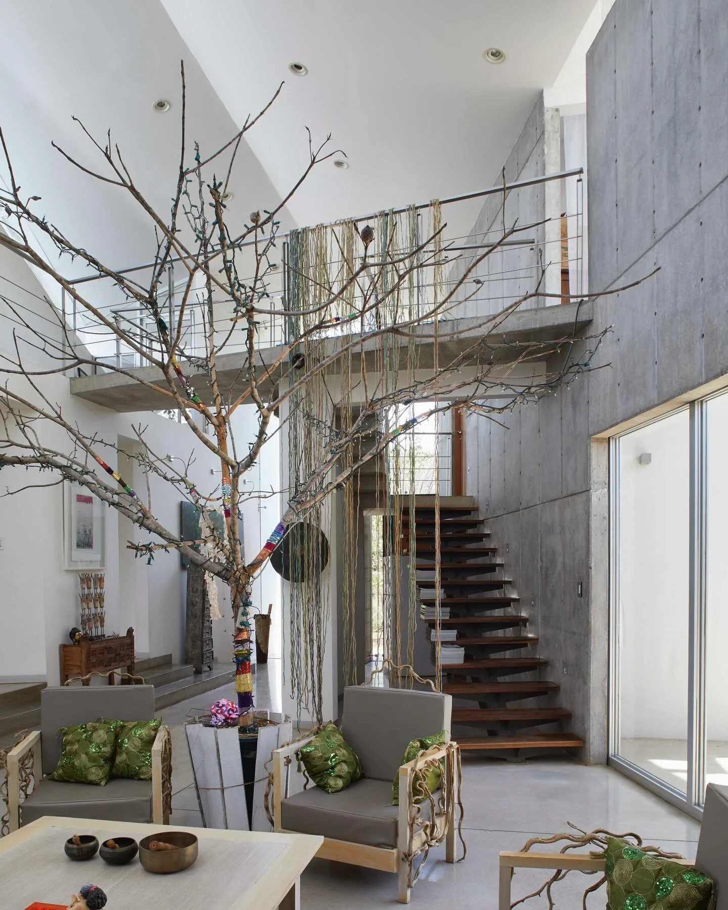 Architectural harmony with nature! This internal courtyard in tropical Costa Rica seamlessly integrates modern design with a majestic tree at its heart. A perfect blend of innovation and serenity.  #ArchitecturalDigest #CostaRica #TropicalDesign #Nat