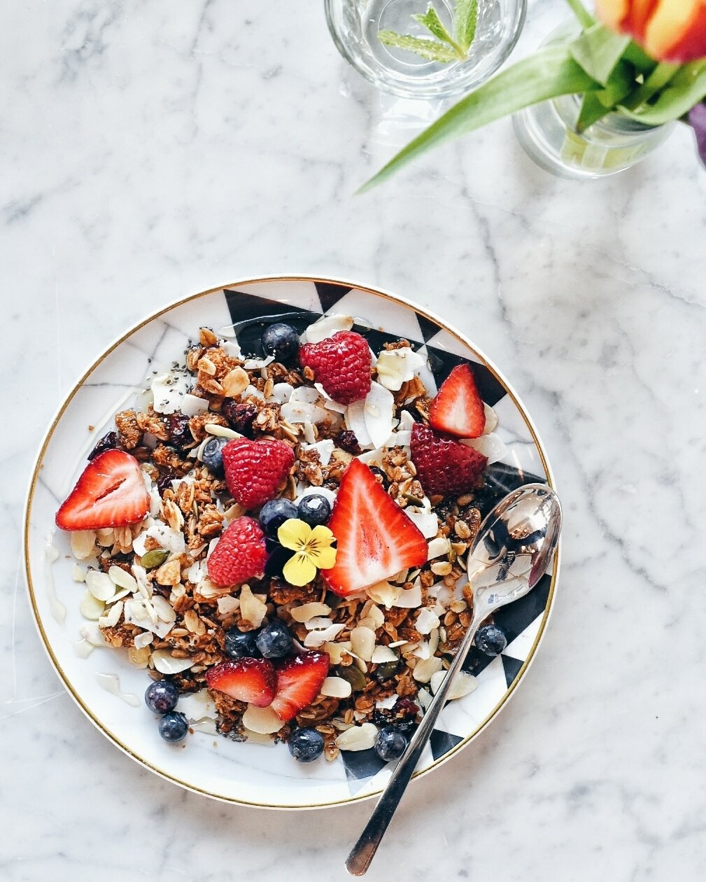 We just can't get enough of our granola and fresh fruit on a Monday morning. 🍓 🍒 🥝 🍌 

🍓🫐 OUR HOUSE MAPLE GRANOLA with fresh berries, coconut and thick Greek yogurt is packed with nutrients and flavour; proof that a healthy Jan can still includ