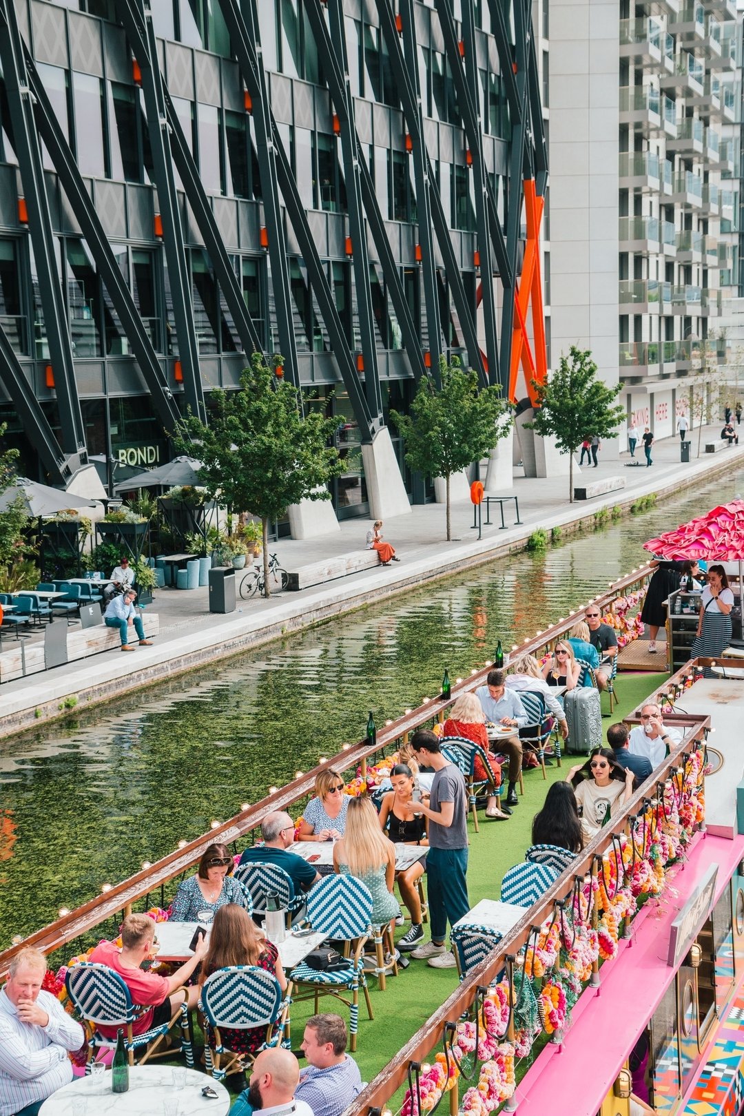 🛶CANALSIDE CAVALCADE🛶 

Sunny days on the canal 🤸&zwj;♀️ It&rsquo;s the perfect bank holiday weekend to explore our beautiful Grand Union Canal &amp; Little Venice ☀️🕶 So many beautiful canal boats and barges to see! ⛴⚓️ 

You&rsquo;ll find us on