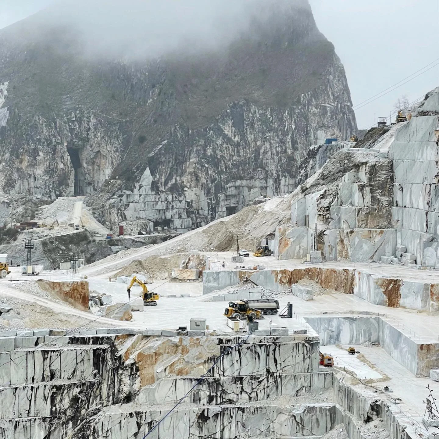 Mountains of Carrara ⚪️

#sourcing #stone #marble #origin #history #italy #work #materialhunting