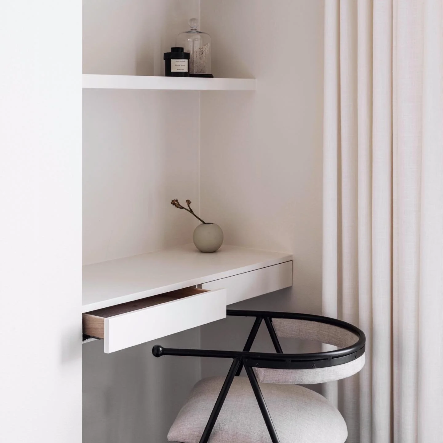 The longest days and brightest nights of the year are here! Lack of sleep to capture every bit of it⚪️🎶

Project | Villa K | writing nook 

.
.
.
#ebbafoxstudio #interiorachitecture #interiordesign #serenity #bedroomcorner #bedroomdesign #material #