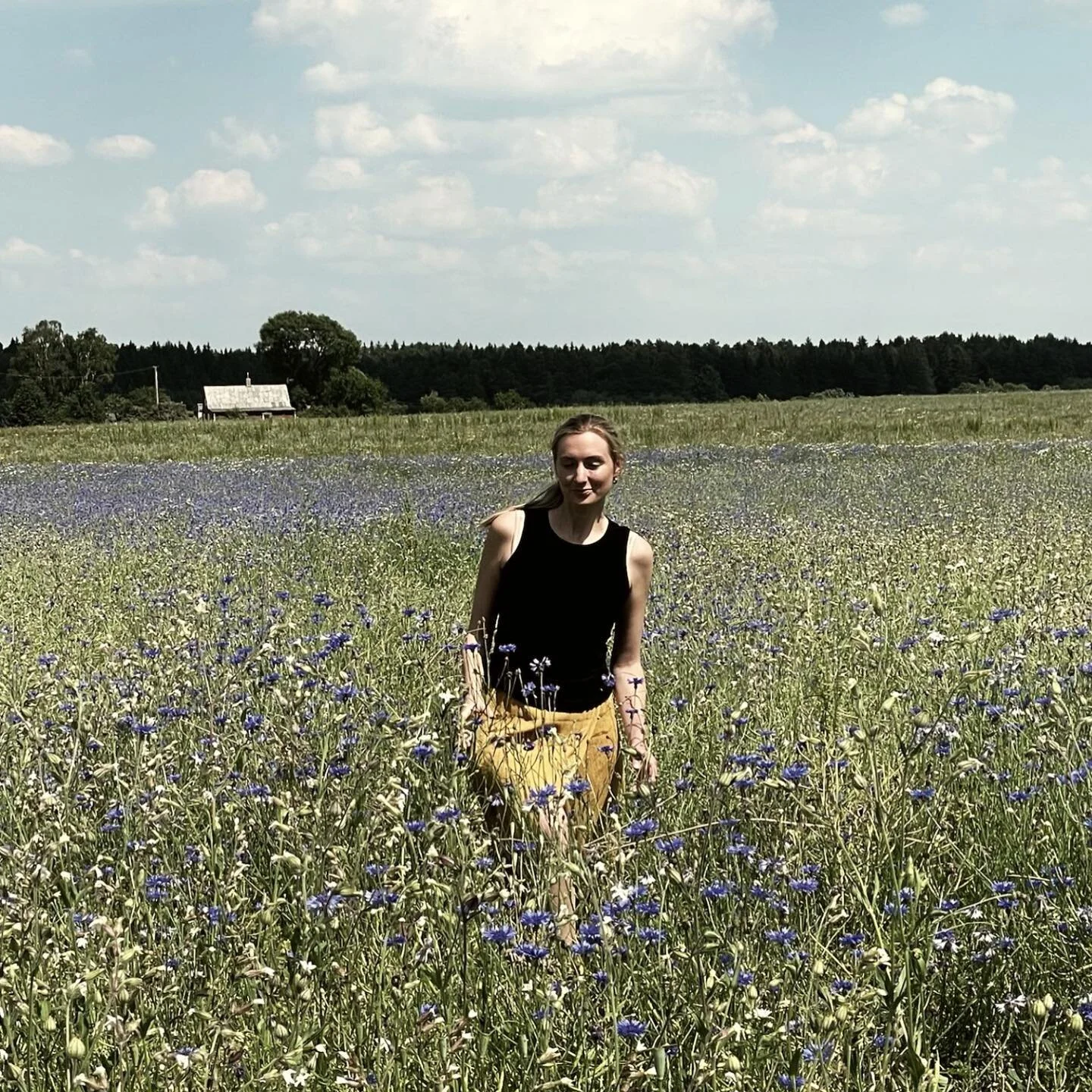 Midsummer walk through the fields of Lithuanian 🖤 

#midsummer #beuty #flowerfields #summertrip #inspirationtrip #baltics #lithuania #skuodas