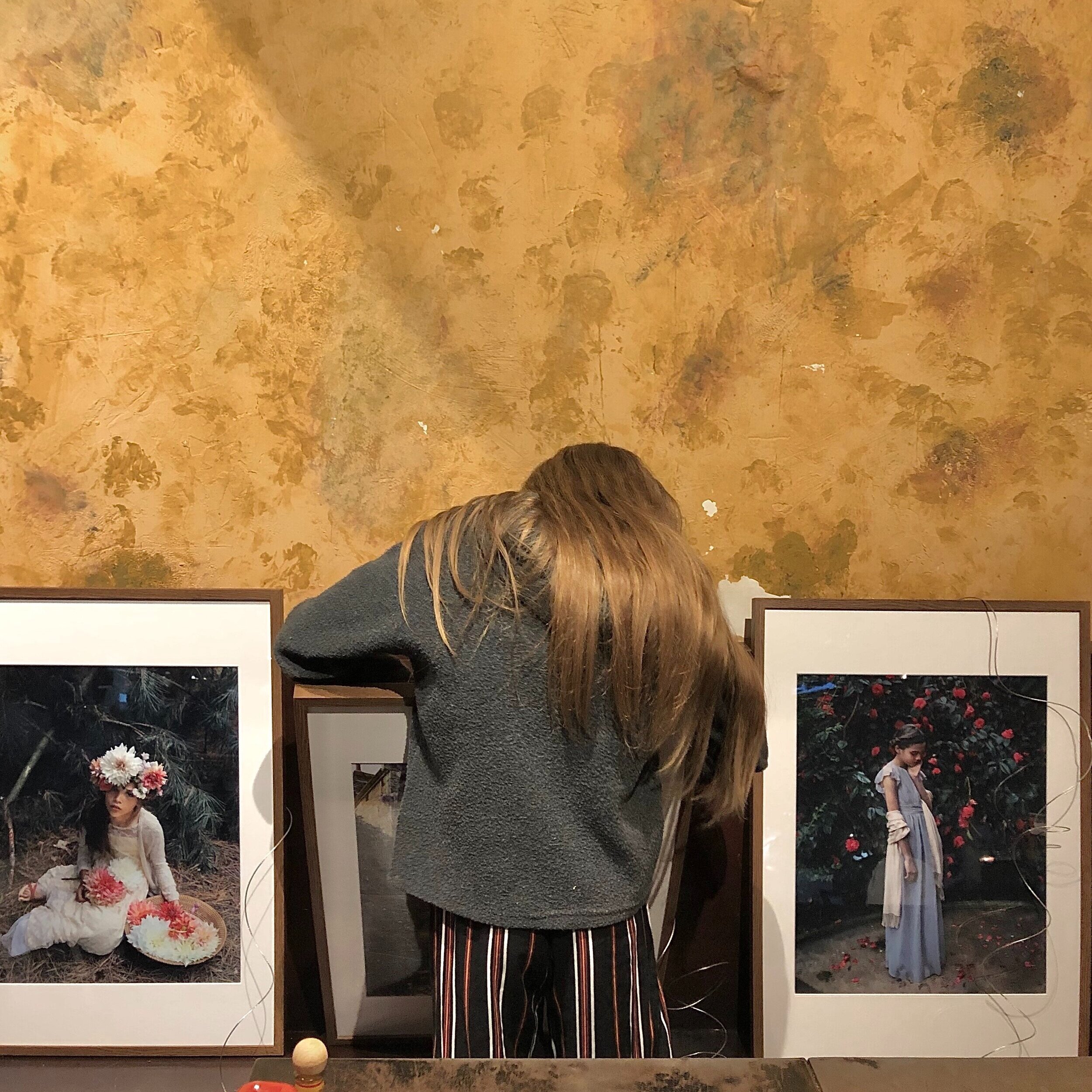 Fefe helping to hang the images for the show