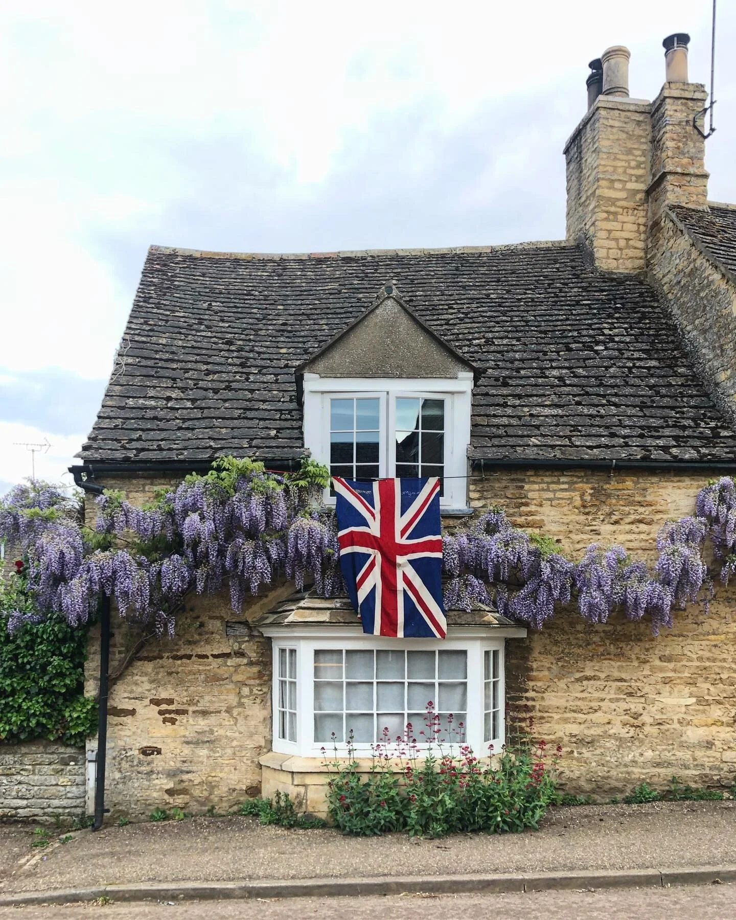 In town and the surrounding villages are dressed in bunting and flags to celebrate the big day tomorrow! Big weekend here in the UK. 👑🇬🇧 I&rsquo;m still recovering from last week so I&rsquo;ll be enjoying a low-key weekend for once. Meanwhile Cory