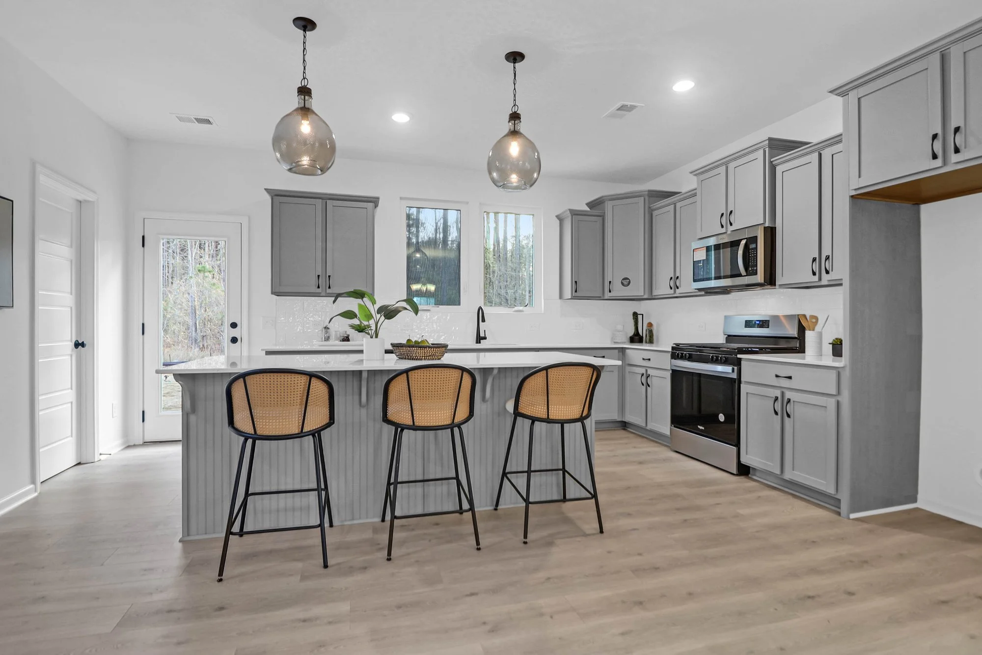 spacious-open-floor-plan-home-staging-ravenel-sc-8.jpg