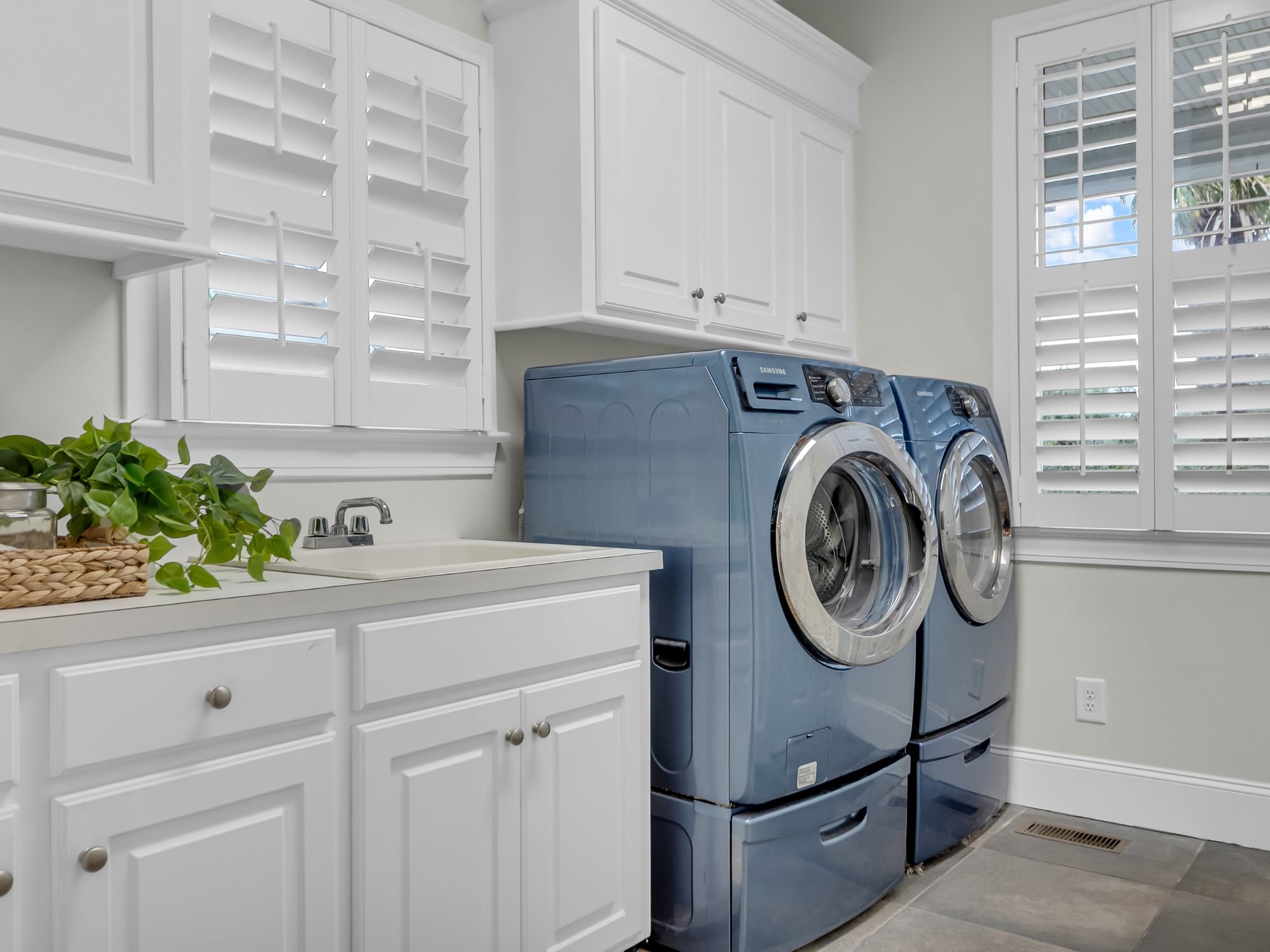 washer and dryer - laundry room staging tips