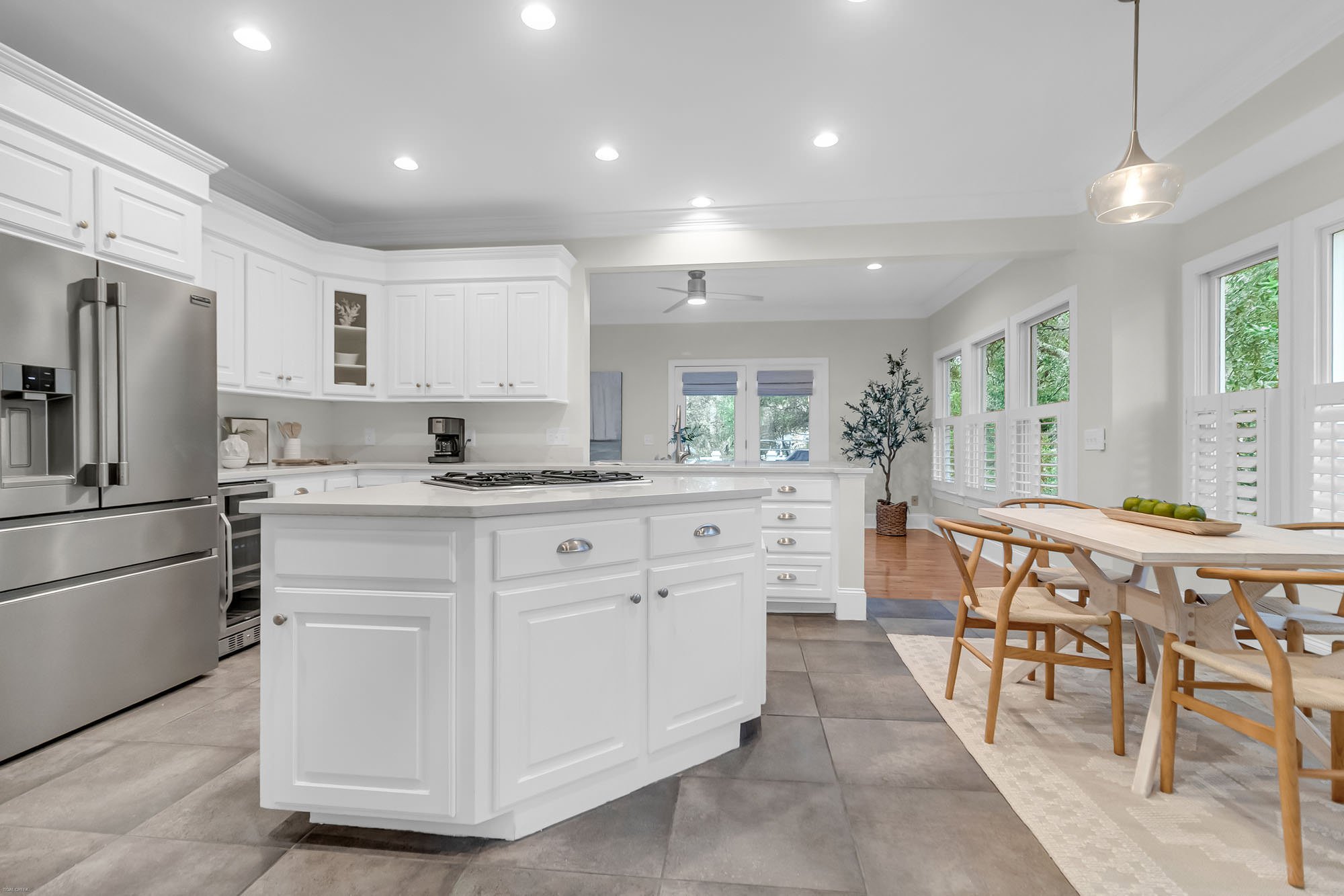 kitchen with island and kitchen table and chairs