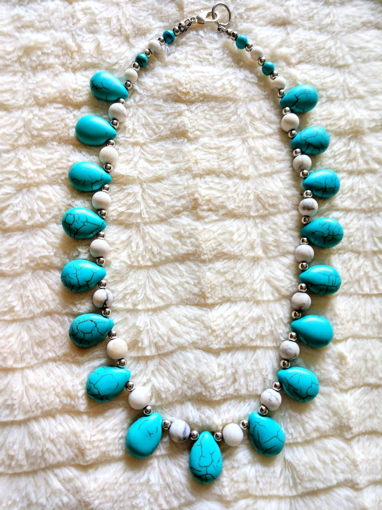 TURQUOISE AND WHITE HOWLITE NECKLACE$32.00