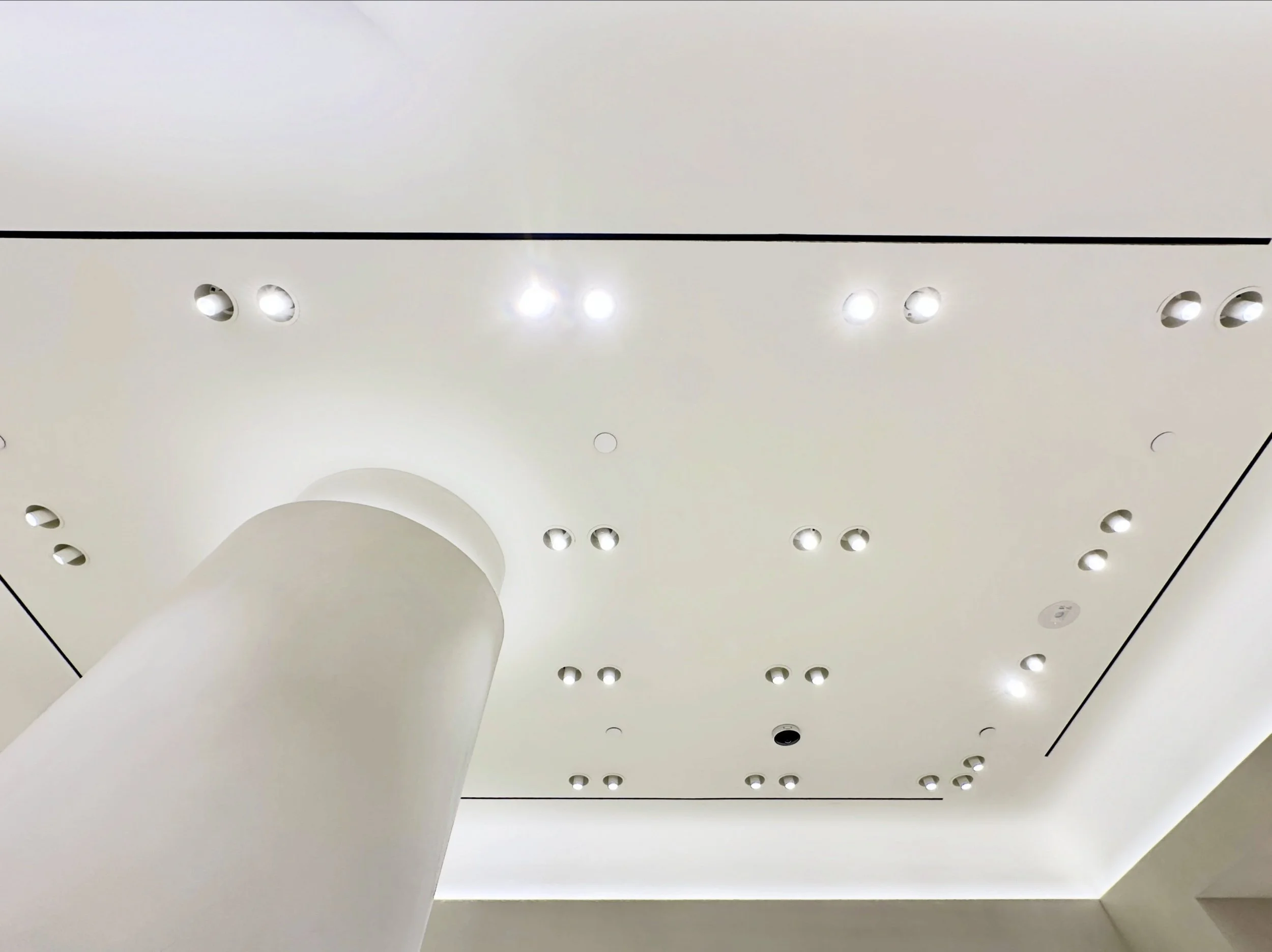 The ceiling in this store caught my eye
@massimodutti 
.
.
.
.
.
#design #lighting #interiors #lightingdesign #interiorsesign