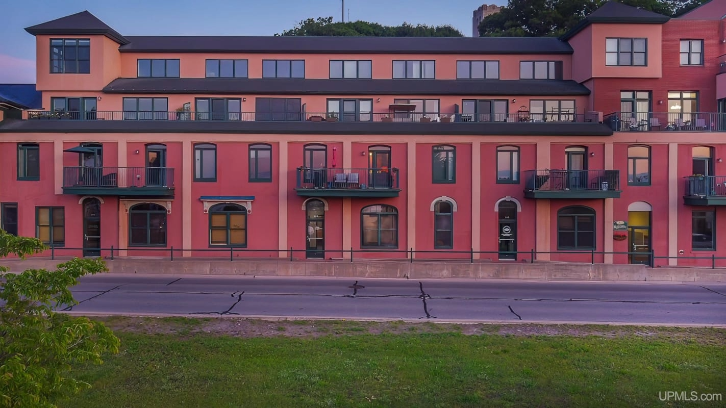 103 N. Lakeshore Blvd.