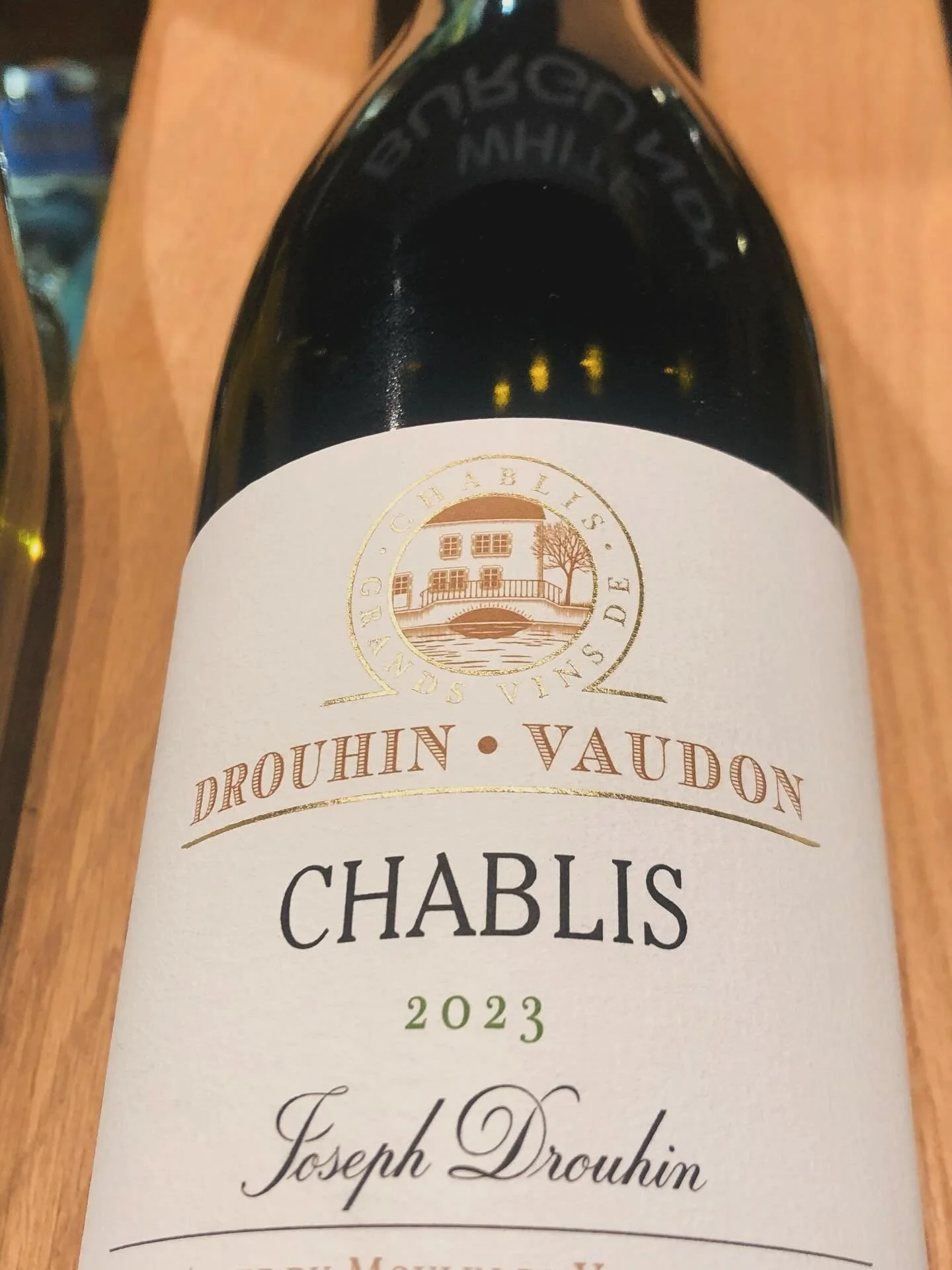 Spotlight on Chardonnay:
The 2023 Drouhin-Vaudon Chablis is a finely balanced, quintessentially Chablis expression: pale straw in color with fresh citrus and herbal aromatics, a crisp and mineral-driven palate, and a lingering finish that reflects bo