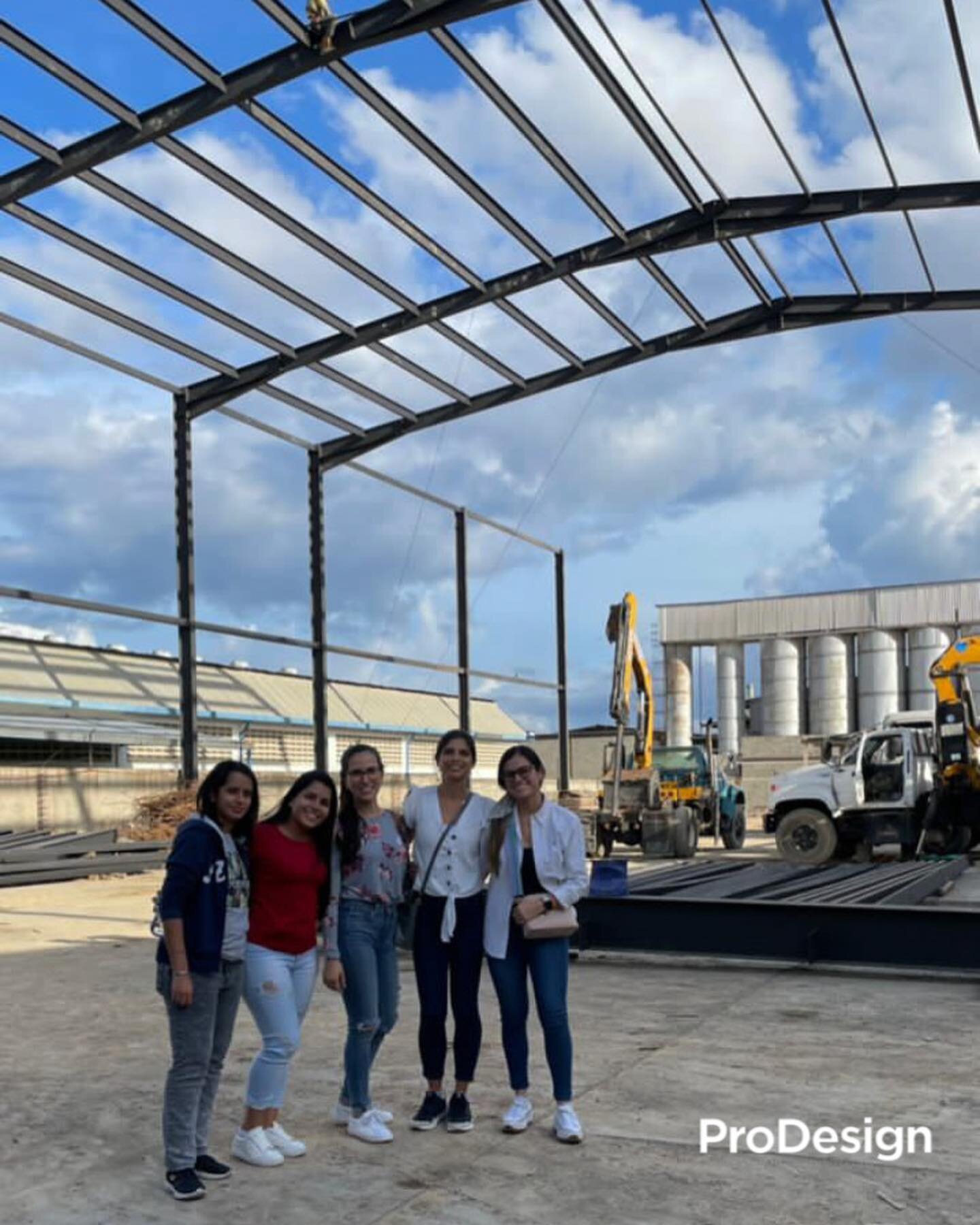 #LunesenObra 👷🏻&zwj;♀️ iniciamos la semana con nuestras protagonistas #ProTeam 🌎

En #ProDesign el equipo &iexcl;lo es todo! y las fronteras no son limitantes para garantizar la ejecuci&oacute;n de proyectos eficientes con resultados incre&iacute;