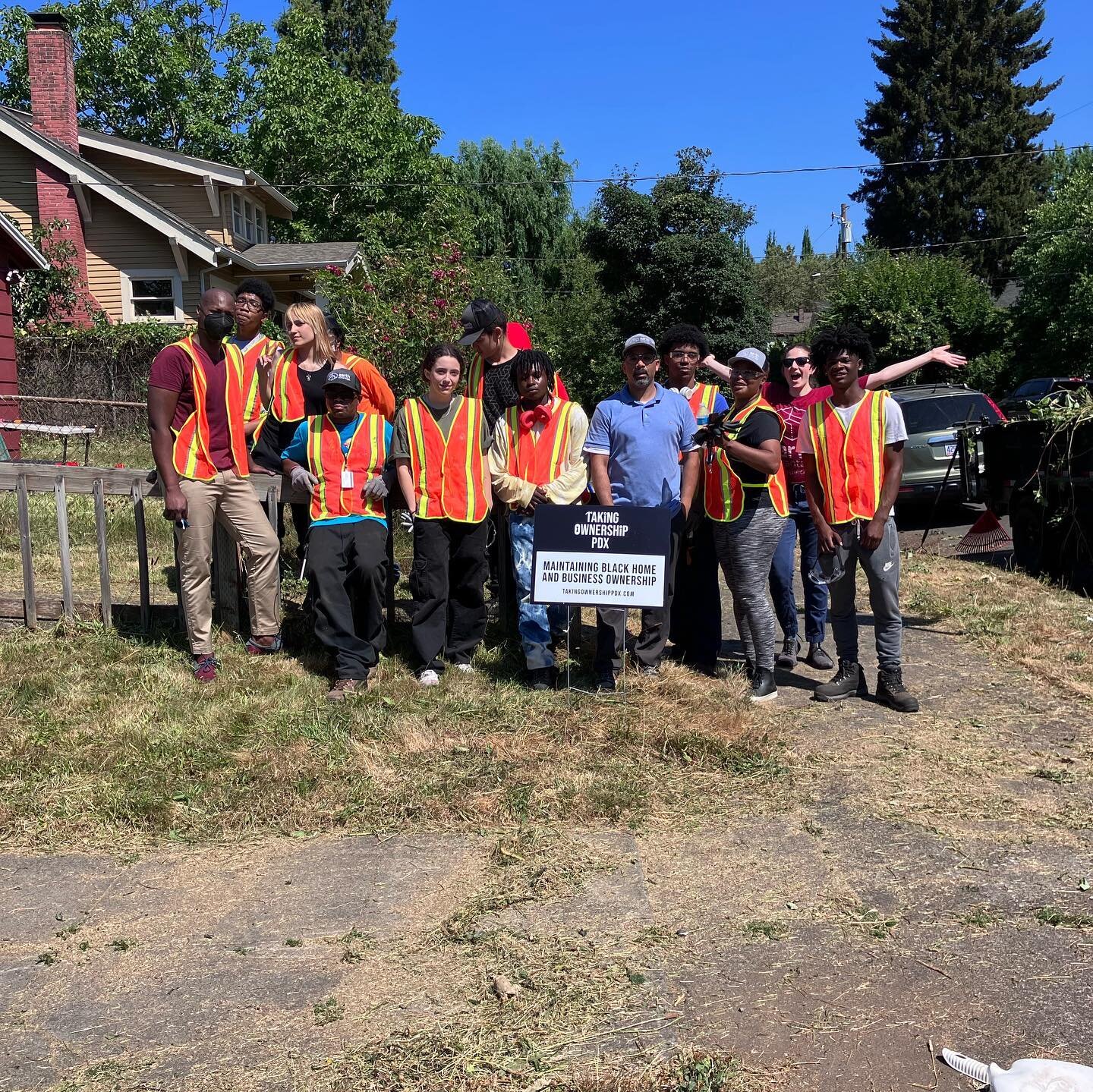 Last week we got the pleasure of working with a group of youth from @theblueprintfoundation and @constructinghopepdx on a volunteer landscaping project for an Elder in the Albina neighborhood!

This group is a part of @earthadvantage construction Pre