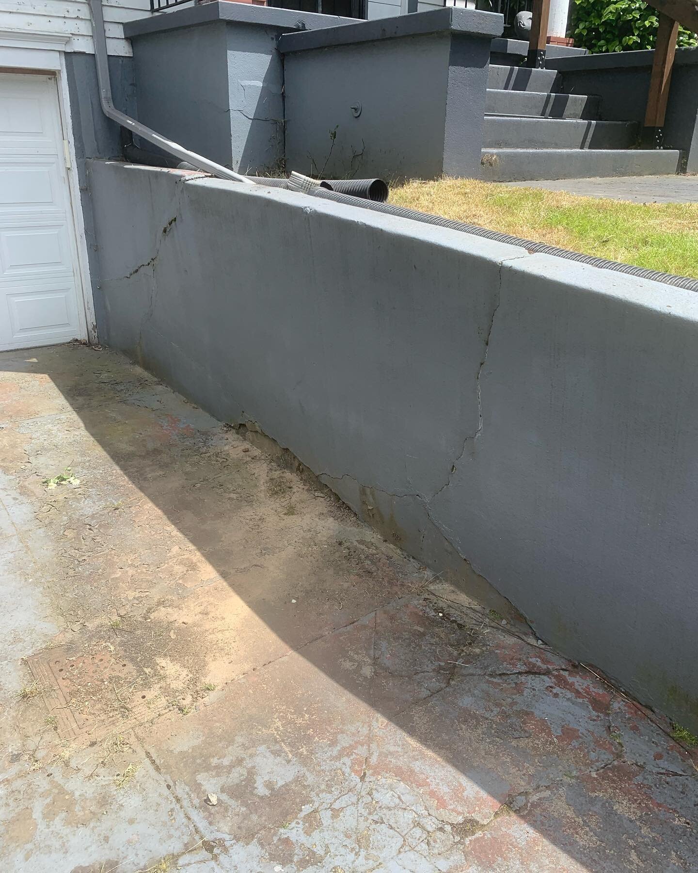 @griffinsconstruction just finished a big concrete job for one of our homeowners! 

Their driveway walls were starting to collapse inward and there was no rebar which had the homeowner fearful it was going to crumble in the near future.  Their future
