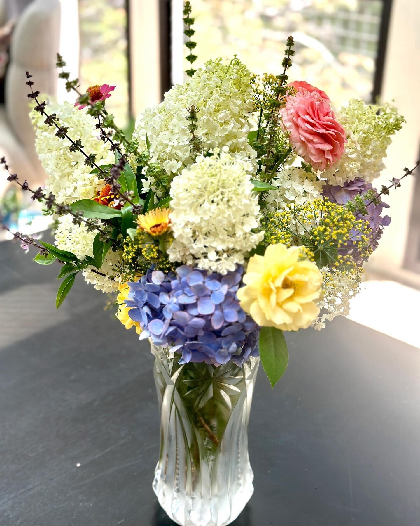 So this is what happens when you grow herbs, flowers and edibles in your kitchen garden. #culinarynutrition #kitchengarden #culinarynutritiongarden #organicgardening #raisedgardenbeds #cutflowers