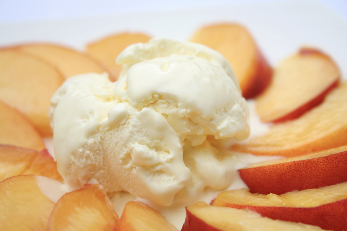 fresh sliced peaches with vanilla ice cream