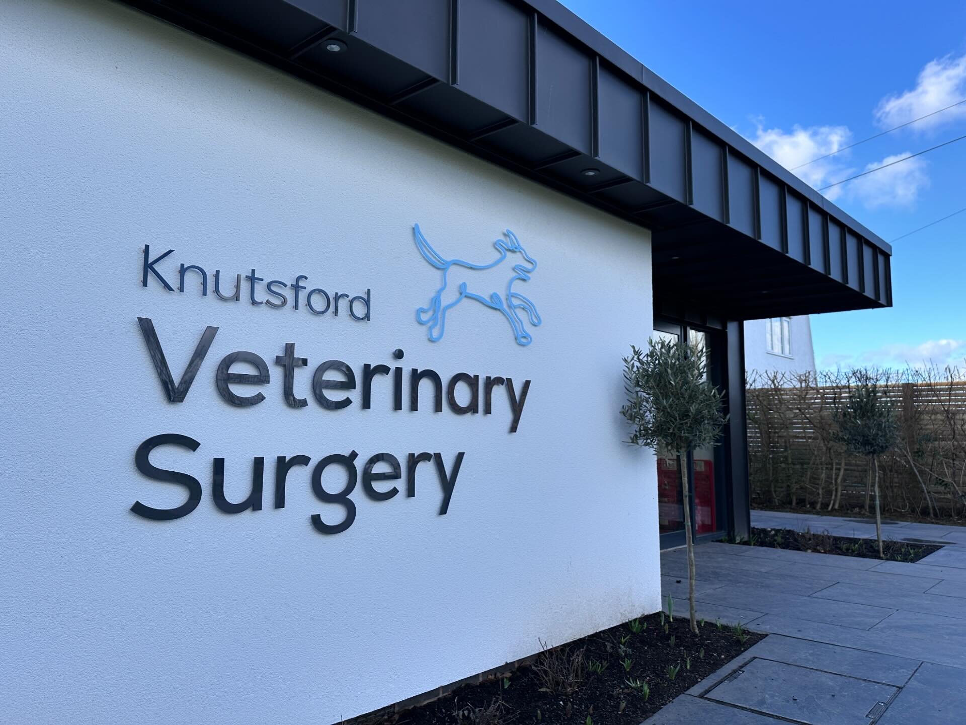 Knutsford Veterinary Surgery recently completed the construction of their new reception extension and invited us to come up with a signage solution to complement it. 

We manufactured and installed an external acrylic logo which stood proud of the ne