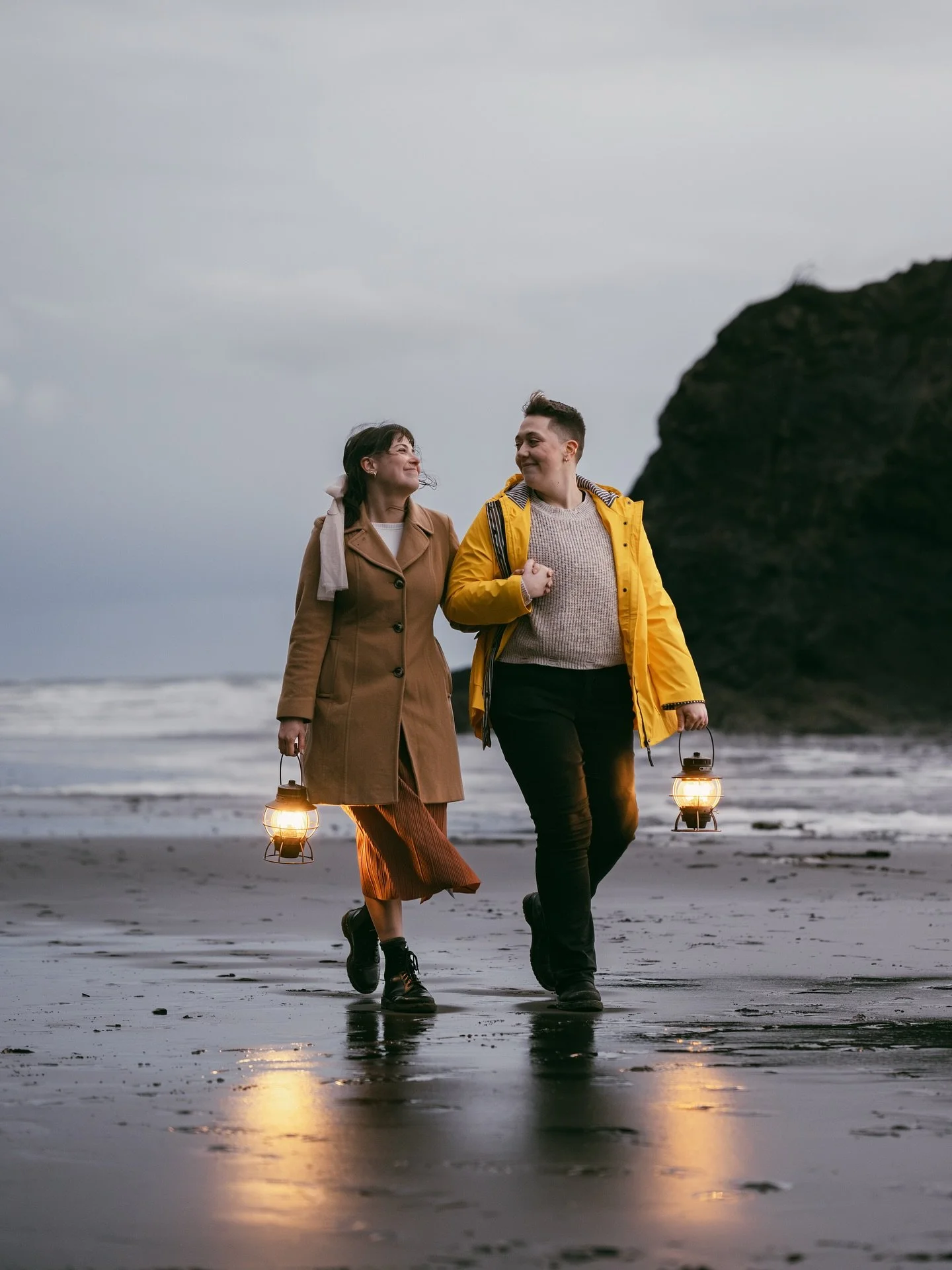 It&rsquo;s elopement week for these two! As I look at the forecast of warm &amp; sunny, I can&rsquo;t help but smile that a couple of Pacific Northwesterners get the best of both 🌧️ ☀️ 

What a difference just a few months can make!

Couples who boo