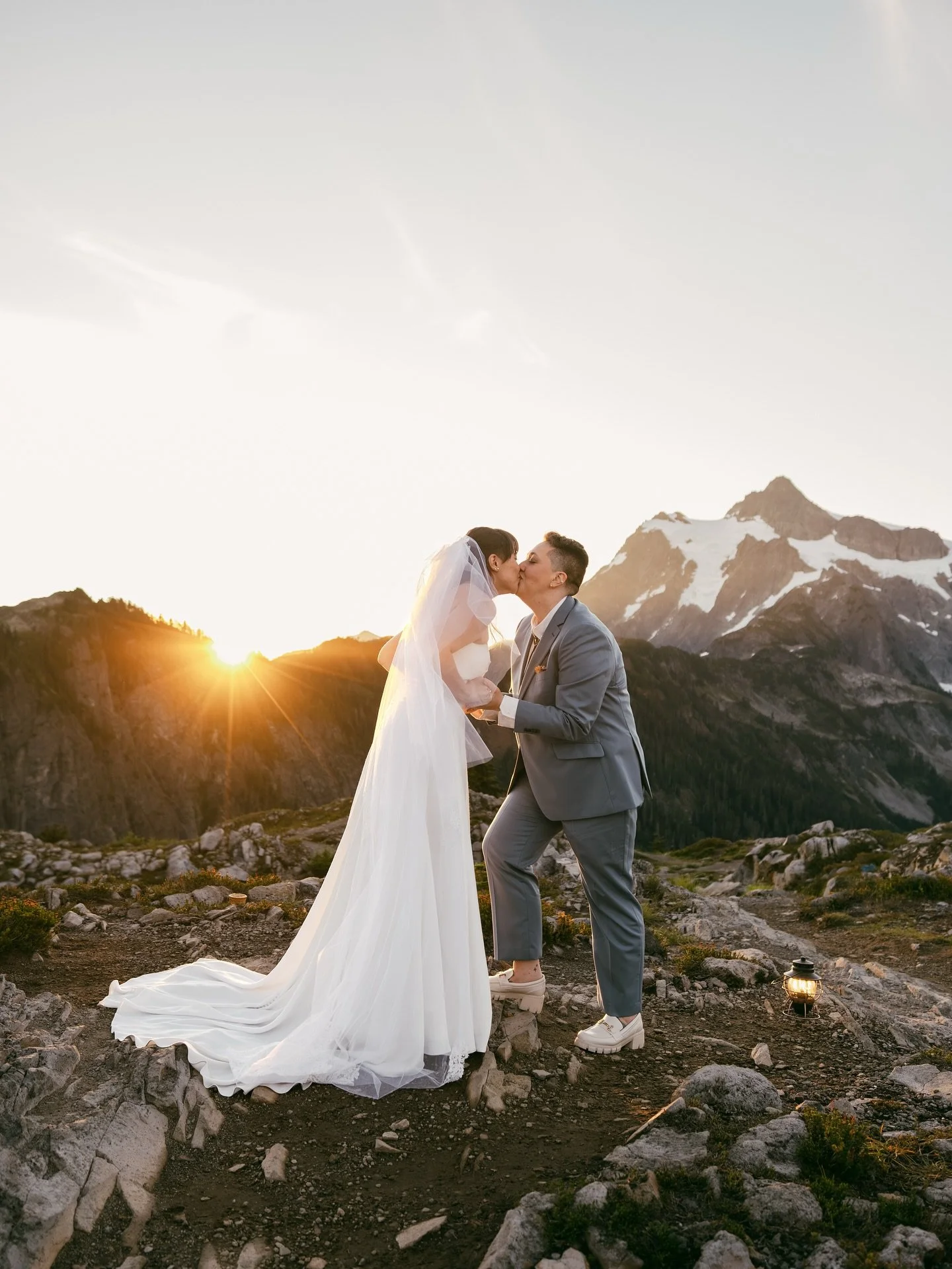 Sunrise hand fasting ceremonies 🙌

When you want to literally tie the knot!

I cannot overstate how honored I am each &amp; every time I get invited in to witness a beautiful love story.

Every photographer is different and everyone has their own ap