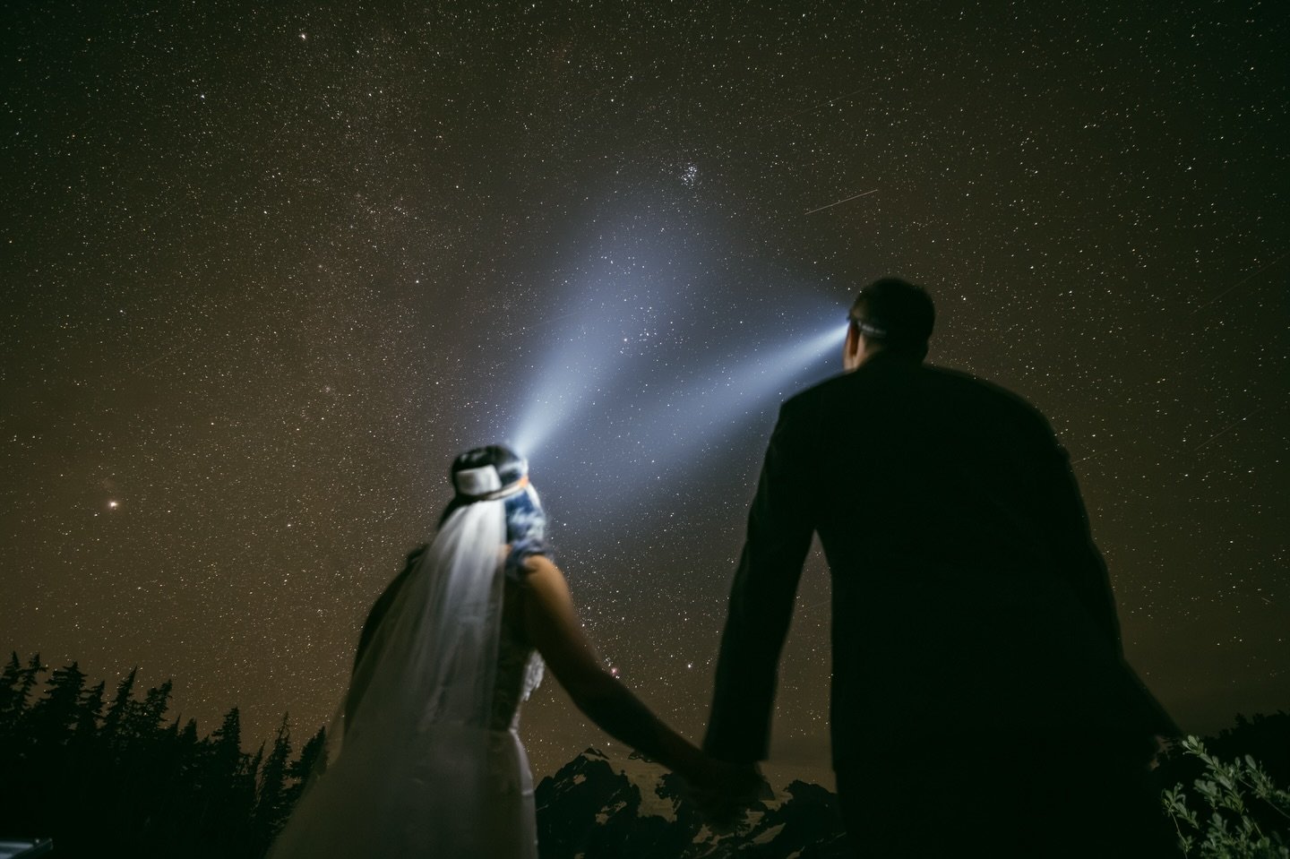 I talk a lot about why I love sunrise ceremonies, but what about a pre-sunrise star session? 👀

Privacy, natural beauty, and a truly unique start to your wedding day experience are all reasons to wake up before the sun.

Photos like this are just a 
