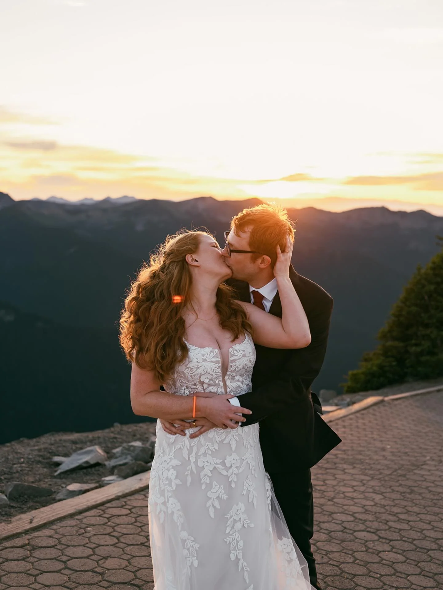 One of my favorite wedding venues in Washington state! Crystal Mountain, right there at Mount Rainier ✨

You begin the journey with a gondola ride up to a beautiful ceremony site overlooking the mountain. Then you have a lovely cabin-style indoor spa