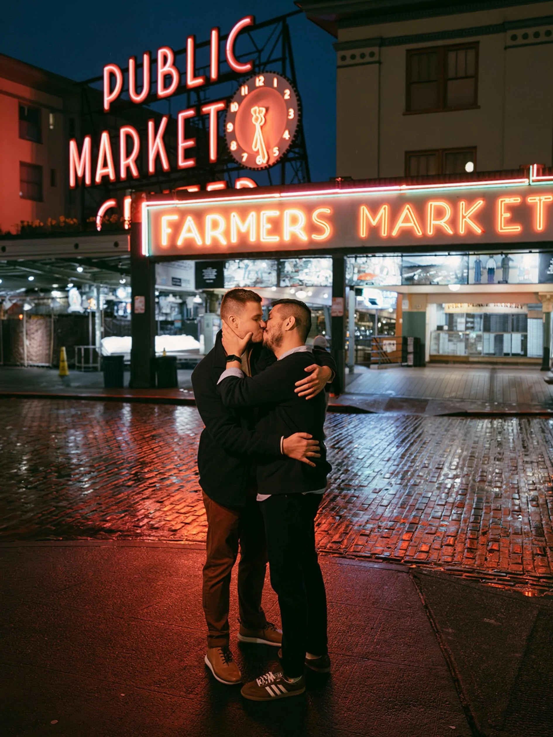 The most perfectly iconic spot for a rainy Seattle proposal 🌧️

Pike Place | Seattle, WA | Seattle Wedding Photographer
