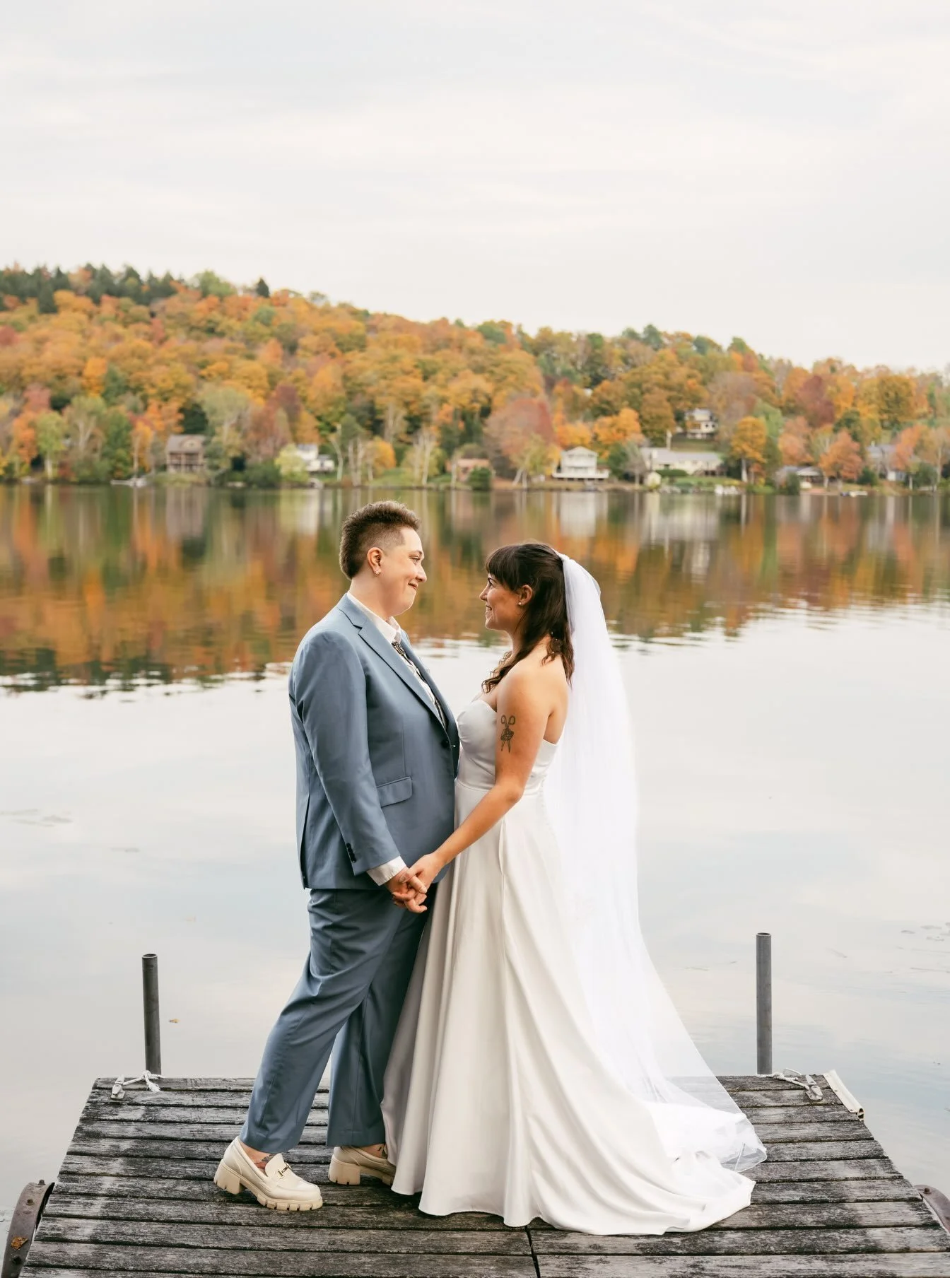 Autumn is the best time of year! If you&rsquo;re also feeling the excitement of a little chill on the air &amp; colors starting to pop out on hikes through the forest, I&rsquo;m with you ✨

This backyard reception at a lakeside cabin in Vermont was t