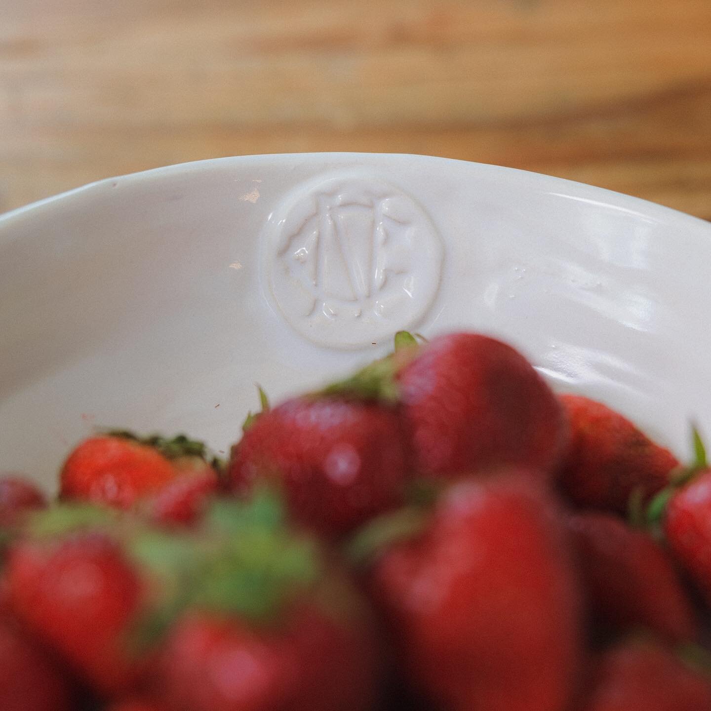 Calling all couples and middle initial-haters &mdash; meet our newest stamp style: a two initial monogram! This classic monogram style adds an elegance to your personalized dishes (and makes you feel fancy even if you&rsquo;re just eating a bowl of l