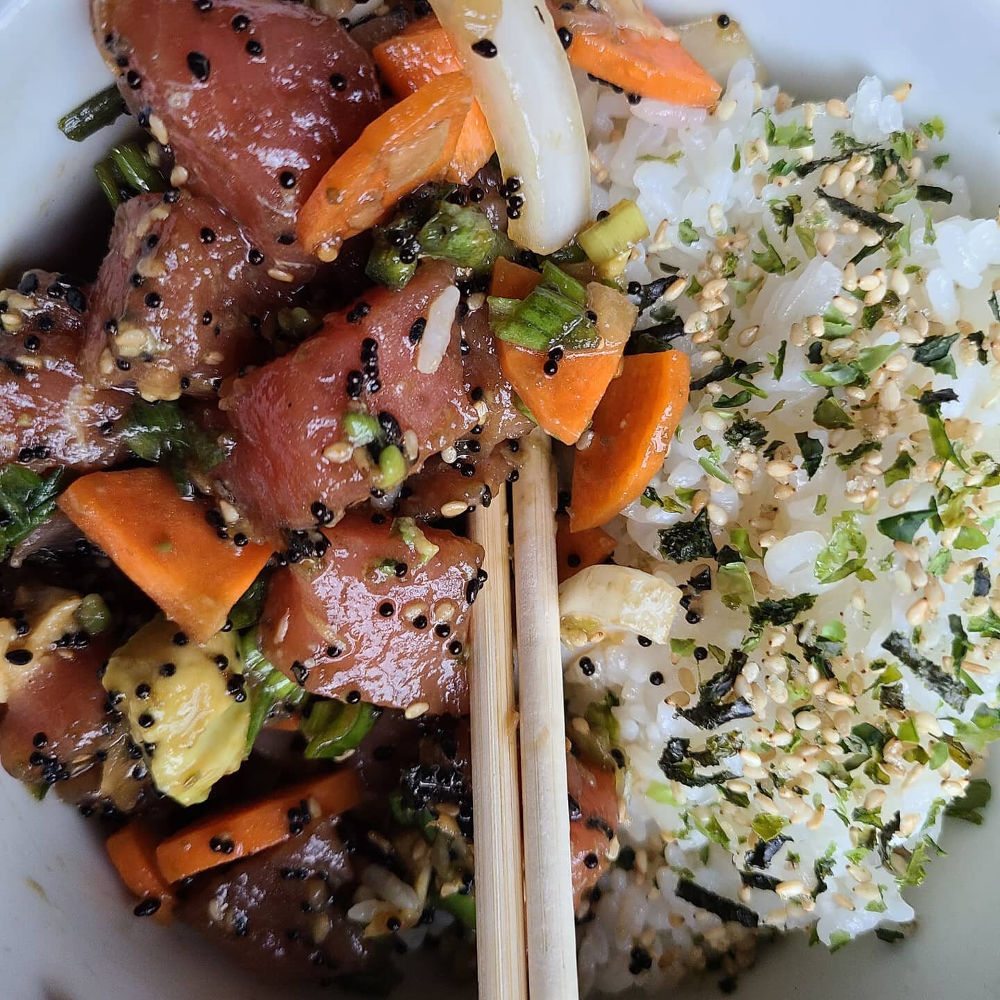 Carrots seem.loke a weird thing to add in poke.. its one thing you won't see in HI. Tthe crunch and sweetness totally works!! Trust!

#freshfood #summerfood #pokepoke #pokebowls #realpoke #fitfood #foodgoals #austinfoodstagram #fortworthfoodie #funky