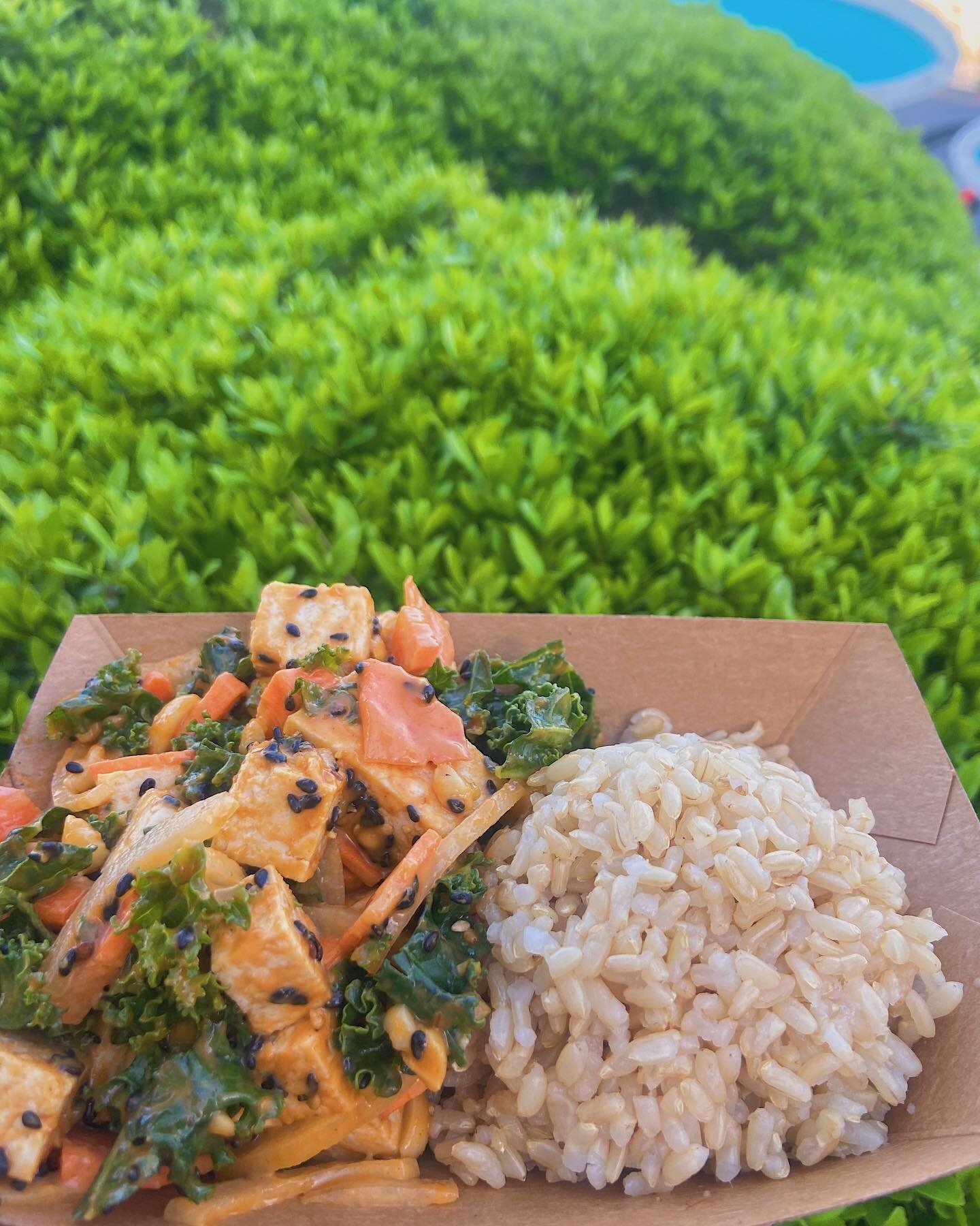 😋 Pad Thai 😋

Need a fish alternative?

Pressed tofu tossed with a house-made peanut sauce, kale, carrot, peanuts, white &amp; green onions and sesame seeds😇